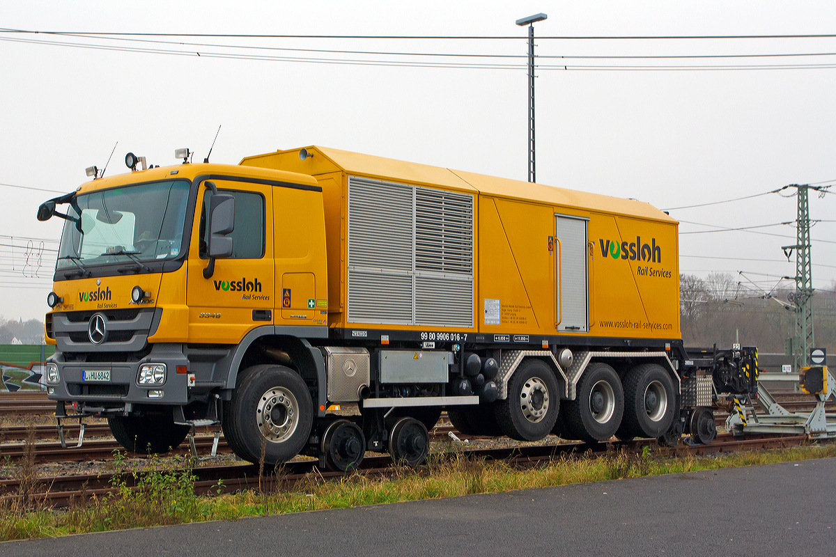 
ZWEIWEG-Schienenschweißfahrzeug der Vossloh Mobile Rail Services GmbH ein Zwei-Wege-Daimler (Mercedes-Benz) Actros 3346 BlueTec EEV mit Schienenschweißanlage (Schweres Nebenfahrzeug Nr. 99 80 9906 016-7)  ist am 23.11.2014 beim ICE-Bahnhof Montabaur aufgegleist abgestellt. 

Der Aufbau und die Schieneneinrichtung sind von der Fa. Zweiweg International GmbH & Co. KG (zur ZARGO Group), die Abbrennstumpfschweissanlage ist von Schlatter Industries AG aus Schlieren (Schweiz).

In dem Fahrzeug befindet sich eine Abrennstumpfschweißanlage, welche mittels einer Hebevorrichtung aus dem Fahrzeug an die Schienen gehoben wird. Zur Herstellung lückenloser Gleise wird weltweit zunehmend das Schienenabbrennstumpfschweißen eingesetzt. Die wesentlichen Vorteile dieses Verfahren sind:
Gleichbleibende und reproduzierbare hohe Qualität der Schweißungen;
seitliche und vertikale Ausrichtqualität, insbesondere für Hochgeschwindigkeitsstrecken;
äußerst einfache Bedienung;
und enorme Zeitersparnis gegenüber herkömmlichen Schweißverfahren.

Fahrzeugdaten (Schiene):
Eigengewicht: 35,0 t
Bremse: pneumatisch-hydraulische Bremse
Höchstgeschwindigkeit : 25 km/h
Länge über Alles: 11.950 mm
Achsanzahl: 4
Äußerer Abstand: 6.850 mm
Schienenfahrantrieb: Hydraulisch
EBA-Nummer: EBA 12 G 05 A002