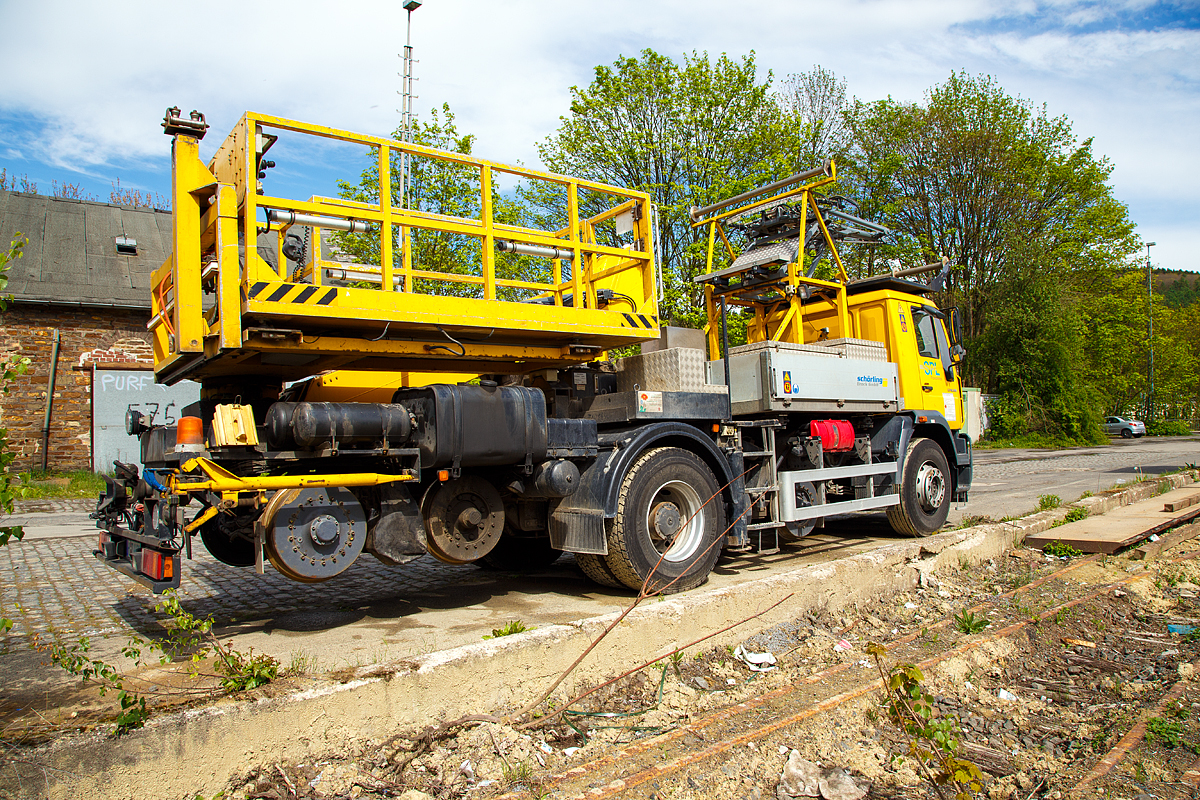 
Zweiwege-Oberleitungsmontagefahrzeug (ZW-OMF-3T-L MAN LE 18.280 mit Hubarbeitsbühne), Schweres Nebenfahrzeug Nr. 97 59 03 535 60-0, (Kfz-Kennzeichen H-Z 4602) der SPL Powerlines Germany GmbH abgestellt am 14.05.2017 in Betzdorf/Sieg.

Das Basisfahrzeug ein MAN LE 18.280 wurde 2006 zum Oberleitungsmontagefahrzeug von Schörling-Brock unter der Fabriknummer 05-11-0227 umgebaut.

Das Fahrzeug hat zwei absenkbare Drehgestelle mit 8 einzeln hydraulisch (durch Innenverzahnung und Hydromotoren) angetriebenen Rädern, Raddurchmesser 570 mm. Als Besonderheit besitzt das Fahrzeug einen (Prüf)-Stromabnehmer zum Prüfen der Fahrleitungslage.

TECHNISCHE DATEN (Schiene):
Spurweite: 1.435 mm 
Eigengewicht: 17,5t
Nutzlast: 1 t
Anhängelast: 3,5 t
Bremse: Direkte hydraulische Bremse
Zur Mitfahrt zugel. Personenzahl: 1 (und Fahrer)
Höchstgeschwindigkeit (Hg): 25 km/h 
Höchstgeschwindigkeit (Straße): 80 km/h

Nach der Übernahme der Schörling Waggonbau durch das Schweizer Unternehmen Bucher im Jahr 1995 wurde die Produktionspalette unter dem Markennamen Bucher-Schörling bis Ende der 1990er Jahre fortgeführt. Danach wurde der Bau von 2-Wege-Spezialfahrzeugen aufgegeben. Am Stammsitz in Hannover-Linden wurden nur noch Straßenkehrmaschinen produziert.

Um 1997 werden die Unternehmensbereiche Spezialfahrzeuge und Zwei-Wege-Fahrzeuge durch den früheren Fertigungsleiter Albert Brock und seine neu gegründete Firma Schörling-Brock GmbH mit Sitz in Gehrden übernommen. Nach Insolvenz im Jahr 2007 wurde die SBZ Schörling-Brock Zweiwegetechnik GmbH neu gegründet, die 2009 von der niederländischen Firma Hilton übernommen und in Hilton Kommunal GmbH umfirmiert wurde. Diese führt das Produktionsprogramm am Standort Gehrden weiter.

2011 wurden Partnerschaften mit der Firma Zeppelin (CAT) und Zwiehoff geschlossen. Durch diese Zusammenarbeit ist Hilton Kommunal ab 2012 der Lieferant für die Schienenfahrsysteme für Zwei-Wege-Bagger von Zeppelin (Caterpillar) und Unimog (Zwiehoff). Bis zu diesem Zeitpunkt lag der Schwerpunkt - wie bei Schörling - auf Komplettsystemen, d. h. Spezialfahrzeugen, bei denen Aufbau und Zwei-Wege-Ausrüstung von HILTON bzw. den Vorgängern stammen.