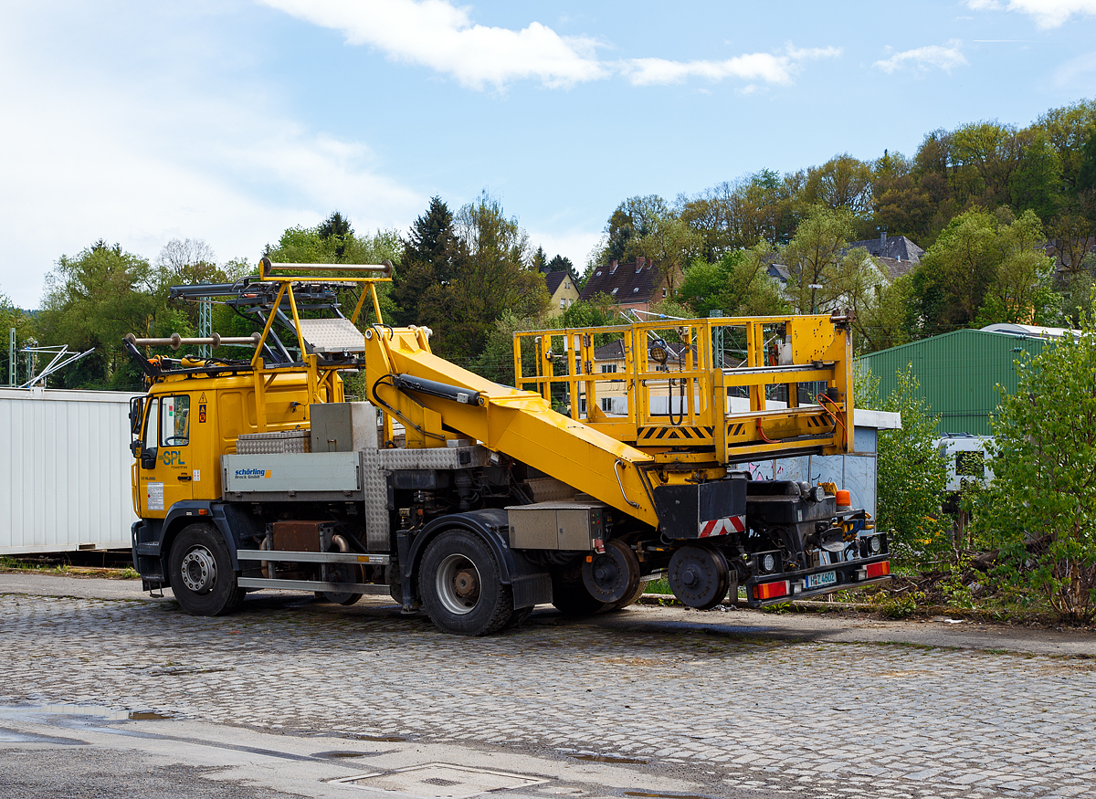 
Zweiwege-Oberleitungsmontagefahrzeug (ZW-OMF-3T-L MAN LE 18.280 mit Hubarbeitsbühne), Schweres Nebenfahrzeug Nr. 97 59 03 535 60-0, (Kfz-Kennzeichen H-Z 4602) der SPL Powerlines Germany GmbH abgestellt am 14.05.2017 in Betzdorf/Sieg.

Das Basisfahrzeug ein MAN LE 18.280 wurde 2006 zum Oberleitungsmontagefahrzeug von Schörling-Brock unter der Fabriknummer 05-11-0227 umgebaut.

Das Fahrzeug hat zwei absenkbare Drehgestelle mit 8 einzeln hydraulisch (durch Innenverzahnung und Hydromotoren) angetriebenen Rädern, Raddurchmesser 570 mm. Als Besonderheit besitzt das Fahrzeug einen (Prüf)-Stromabnehmer zum Prüfen der Fahrleitungslage.

TECHNISCHE DATEN (Schiene):
Spurweite: 1.435 mm 
Eigengewicht: 17,5t
Nutzlast: 1 t
Anhängelast: 3,5 t
Bremse: Direkte hydraulische Bremse
Zur Mitfahrt zugel. Personenzahl: 1 (und Fahrer)
Höchstgeschwindigkeit (Hg): 25 km/h 
Höchstgeschwindigkeit (Straße): 80 km/h

Nach der Übernahme der Schörling Waggonbau durch das Schweizer Unternehmen Bucher im Jahr 1995 wurde die Produktionspalette unter dem Markennamen Bucher-Schörling bis Ende der 1990er Jahre fortgeführt. Danach wurde der Bau von 2-Wege-Spezialfahrzeugen aufgegeben. Am Stammsitz in Hannover-Linden wurden nur noch Straßenkehrmaschinen produziert.

Um 1997 werden die Unternehmensbereiche Spezialfahrzeuge und Zwei-Wege-Fahrzeuge durch den früheren Fertigungsleiter Albert Brock und seine neu gegründete Firma Schörling-Brock GmbH mit Sitz in Gehrden übernommen. Nach Insolvenz im Jahr 2007 wurde die SBZ Schörling-Brock Zweiwegetechnik GmbH neu gegründet, die 2009 von der niederländischen Firma Hilton übernommen und in Hilton Kommunal GmbH umfirmiert wurde. Diese führt das Produktionsprogramm am Standort Gehrden weiter.

2011 wurden Partnerschaften mit der Firma Zeppelin (CAT) und Zwiehoff geschlossen. Durch diese Zusammenarbeit ist Hilton Kommunal ab 2012 der Lieferant für die Schienenfahrsysteme für Zwei-Wege-Bagger von Zeppelin (Caterpillar) und Unimog (Zwiehoff). Bis zu diesem Zeitpunkt lag der Schwerpunkt - wie bei Schörling - auf Komplettsystemen, d. h. Spezialfahrzeugen, bei denen Aufbau und Zwei-Wege-Ausrüstung von HILTON bzw. den Vorgängern stammen.