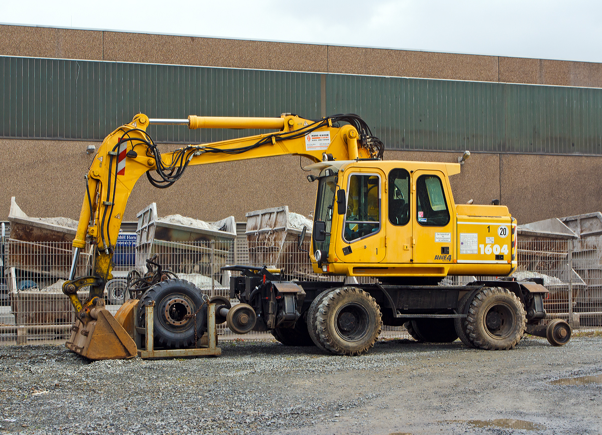 
Zweiwegebagger ATLAS 1604 ZW-WB mit Abst�tzpratzen (Kleinwagen-Nr. 97 51 91 522 60-9) am der Firma Hans Kaiser GmbH & Co. KG (Tann) abgestellt am 25.12.2014 in Siegen-Eintracht.

Der Bagger hat einen 4 Liter Deutz-Dieselmotor mit Turbolader TCD 2012 L04 2V mit 95 kW (129 PS) Leistung bei 2300 U/min.

Technische Daten:
Spurweite: 1.435 mm
Eigengewicht: 22 t
Zul. Anh�ngelast: 120 t
H�chstgeschwindigkeit: 20 km/h