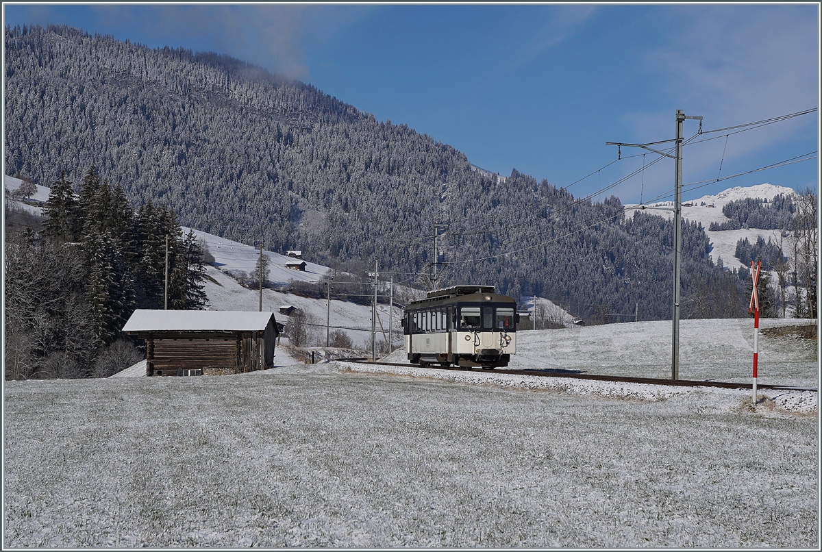 Zwischen Blankenburg und Stöckli ist der MOB Be 4/4 1007 (ex Bipperlisi) auf dem Weg von Zweisimmen in die Lenk.

3. Dezember 2020