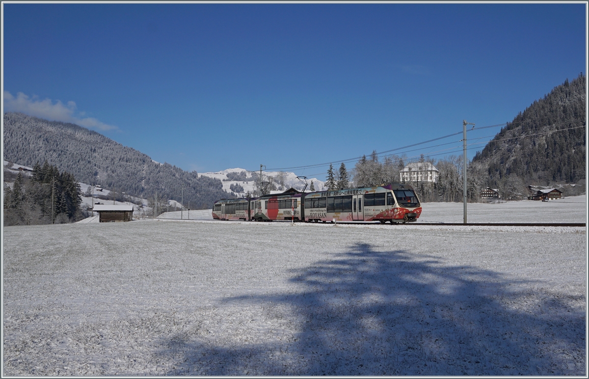 Zwischen Blankenburg und Stöcklic zeigt sich der bunte MOB Be 4/4 5002  Nankai  mit seinen beiden Steuerwagen in der Winterlandschaft des Simmentals.

3. Dezember 2020