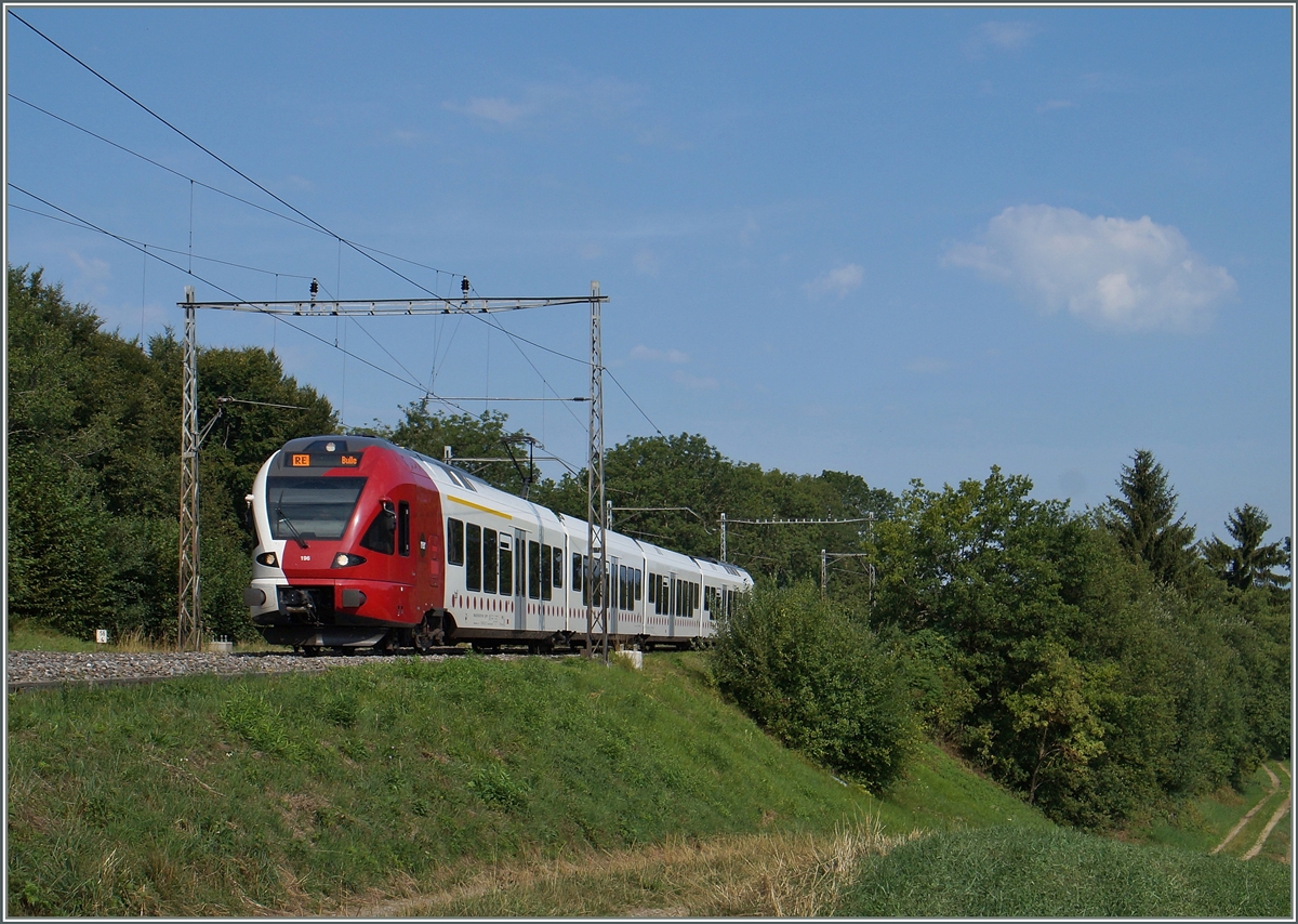 Zwischen Rosé und Neyruz ist dieser TPF RABe 527 unterwegs. 
6. August 2015