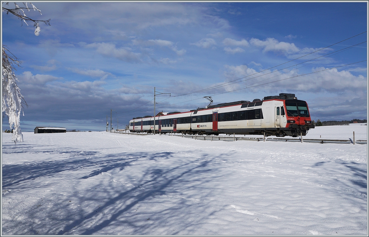 Zwischen Sales und Vaulruz konnte in einer herrlichen Winterlandschaft dieser SBB RBDe 560 Domino fotografiert werden. Der für die tpf fahrende Zug ist als RE 3818 von Bern nach Bulle unterwegs und wird hier gleich in drei Varianten gezeigt, in der Hoffnung damit nicht zu langweilen. 

23. Dezember 2021