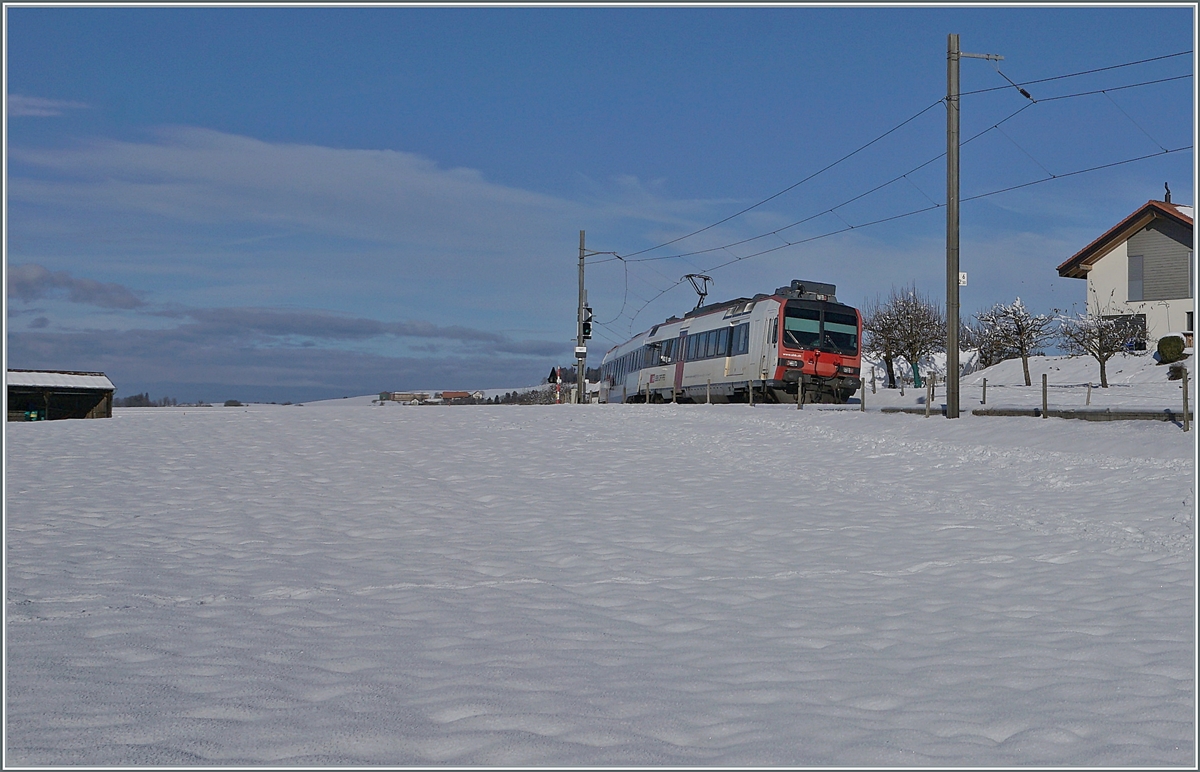 Zwischen Sales und Vaulruz konnte in einer herrlichen Winterlandschaft dieser SBB RBDe 560 Domino fotografiert werden. Der für die tpf fahrende Zug ist als RE 3818 von Bern nach Bulle unterwegs und wird hier gleich in drei Varianten gezeigt, in der Hoffnung damit nicht zu langweilen. 

23. Dezember 2021