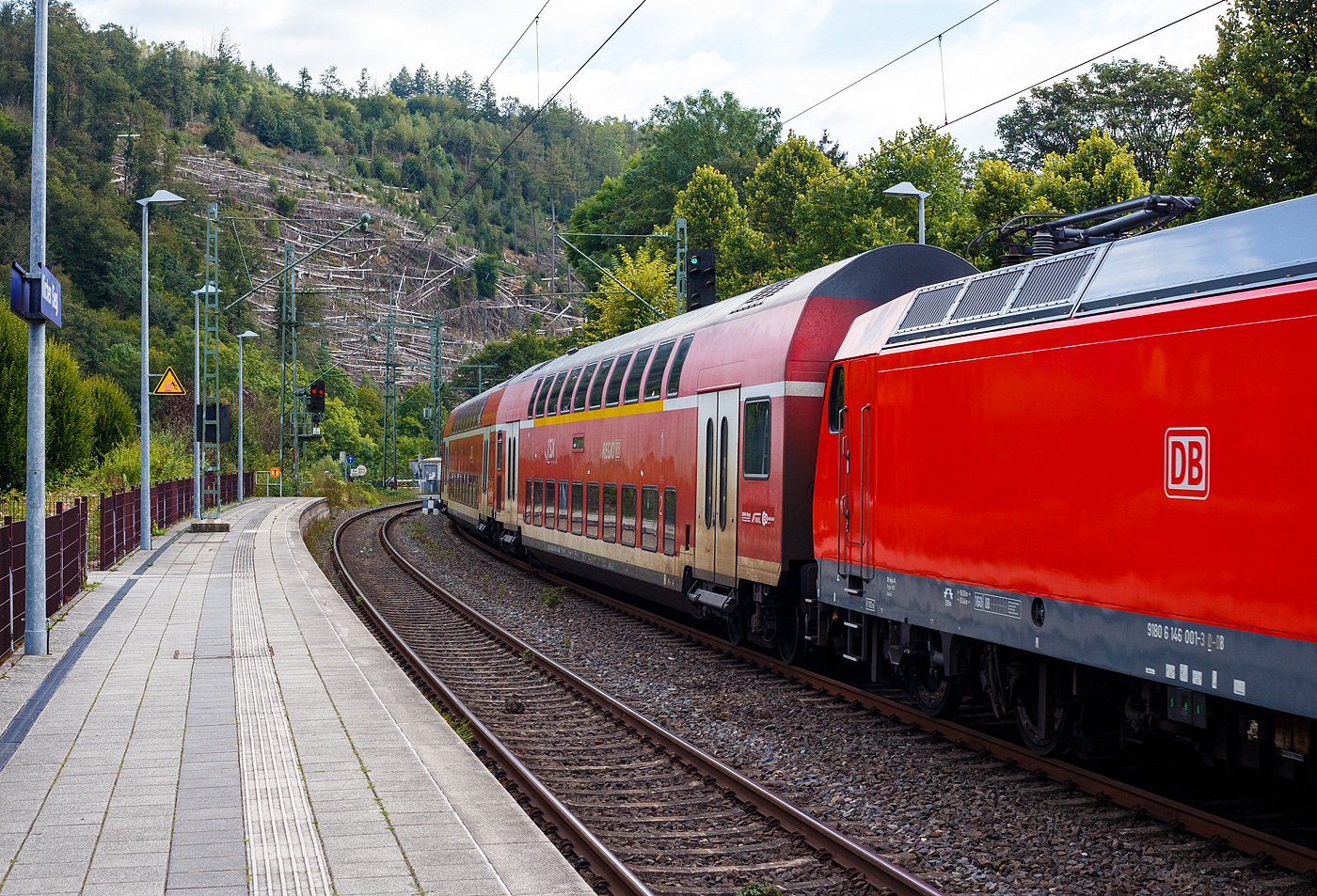 1./2. Klasse klimatisierter Doppelstock-Reisezugwagen (Hocheinstiegs-Dosto) D-DB 50 80 36-75 040-6 der Gattung DABpza 758.6, vom rsx - Rhein-Sieg-Express der DB Regio NRW, eingereiht im Zugverband am 15 September 2024 im Bahnhof Kirchen/Sieg.

Der Wagen wurde 1999 von der Deutsche Waggonbau AG (DWA) in Görlitz gebaut.

TECHNISCHE DATEN:
Gattung/Bauart: DABpza 758.6
Spurweite: 1.435 mm
Anzahl der Achsen: 4
Länge über Puffer: 26.800 mm
Wagenkastenlänge: 26 400 mm
Wagenkastenbreite: 2.784 mm
Höhe über Schienenoberkante: 4.631 mm
Drehzapfenabstand: 20.000 mm
Achsstand im Drehgestell: 2 500 mm
Drehgestellbauart: Görlitz VIII
Leergewicht: 48 t
Höchstgeschwindigkeit: 160 km/h
Sitzplätze: 35 in der 1. Klasse / 73 in der 2. Klasse
Toiletten: 1, geschlossenes System
Einstieg: Hoch
Bremse: KE-R-A-Mg (D)
Bemerkung: eingeschränkt dieselloktauglich
