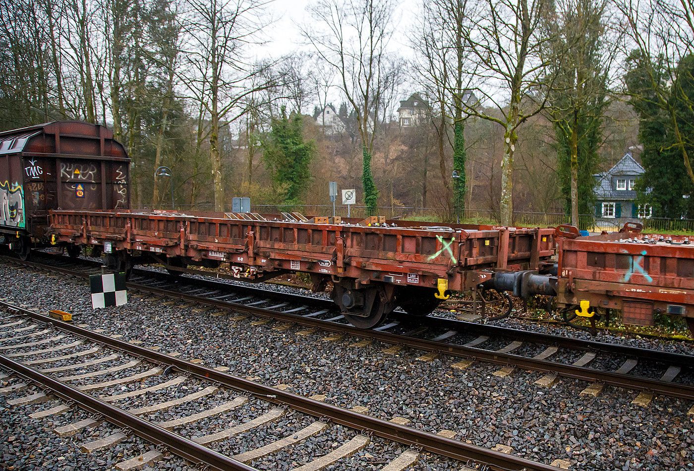 2-achsiger Flachwagen mit Seiten- und Stirnwandklappen sowie Seiten- und Stirnwandrungen, 21 80 3301 688-0 D-DB, der Gattung Ks 447, ex DR Ks 3301, der DB Cargo AG am 31.01.2023 im Zugverband bei der Durchfahrt in Kirchen (Sieg).

Diese Wagen beschaffte die DR 1969/70 bei der Waggonfabrik Niesky, als Ks 3301, zum 01.01.1994 gelangen noch 267 Wagen zur DB AG, die sie in Ks 447 umzeichnete.

Der Wagenkasten besteht aus 12 stählernen Seiten- und 2 stählernen Stirnborden mit 12 austauschbaren Seitenwanddrehrungen und 4 austauschbaren Stirnwandsteckrungen. Die Borde sind so ausgelegt, dass im abgeklappten Zustand ein unbehindertes Befahren des Wagens von Seiten- und Kopframpen aus möglich ist. Der Wagenboden besteht aus 70 mm dicken Holzbohlen. Bei abgeklappten Endseitenborden ist der Güterwagen nicht profilfrei.

TECHNISCHE DATEN des Wagens:
Spurweite: 1.435 mm
Achsanzahl: 2
Länge über Puffer: 14.230 mm
Achsabstand: 8.000 mm
Ladelänge zwischen den Stirnwänden: 12.200 mm
Ladebreite: 2.780 mm
Ladefläche: 34,6 m²
Bordwandhöhe: 450 mm
Rungenhöhe: 1.290 mm
Fußbodenhöhe über SOK: 1.245 mm
Höchstgeschwindigkeit: 100 km/h (beladen) / 120 km/h (leer)
Eigengewicht: ca. 12.500 kg
max. Zuladung: 27 t (ab Streckenklasse C)
Kleinster bef. Gleisbogenradius: 35 m
Bauart der Bremse: KE-GP (LL)
Bremssohle: IP 116
Handbremse: nein
Intern. Verwendungsfähigkeit: RIV