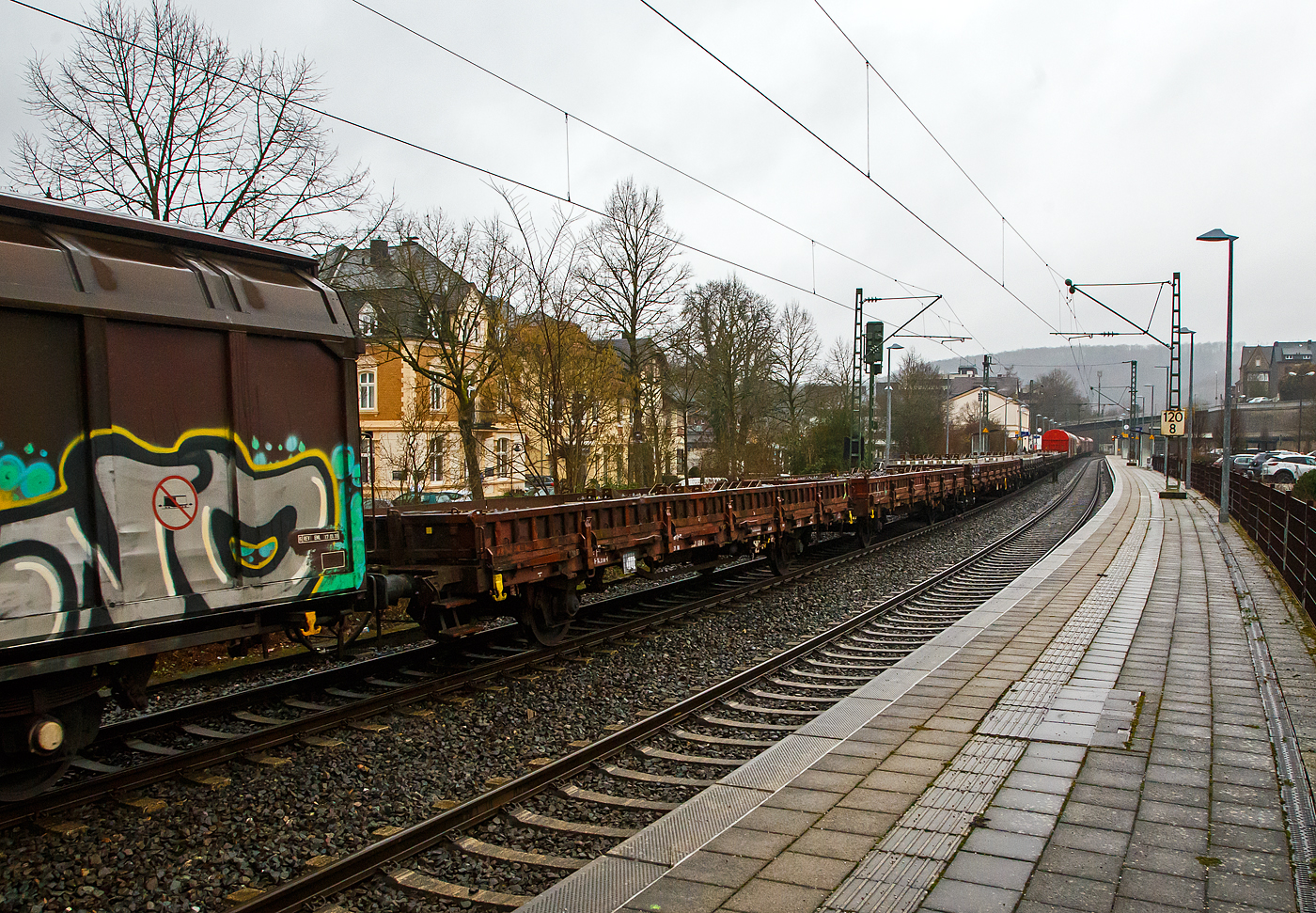 2-achsiger Flachwagen mit Seiten- und Stirnwandklappen sowie Seiten- und Stirnwandrungen, 21 80 3301 688-0 D-DB, der Gattung Ks 447, ex DR Ks 3301, der DB Cargo AG am 31.01.2023 im Zugverband bei der Durchfahrt in Kirchen (Sieg).

Diese Wagen beschaffte die DR 1969/70 bei der Waggonfabrik Niesky, als Ks 3301, zum 01.01.1994 gelangen noch 267 Wagen zur DB AG, die sie in Ks 447 umzeichnete.

Der Wagenkasten besteht aus 12 stählernen Seiten- und 2 stählernen Stirnborden mit 12 austauschbaren Seitenwanddrehrungen und 4 austauschbaren Stirnwandsteckrungen. Die Borde sind so ausgelegt, dass im abgeklappten Zustand ein unbehindertes Befahren des Wagens von Seiten- und Kopframpen aus möglich ist. Der Wagenboden besteht aus 70 mm dicken Holzbohlen. Bei abgeklappten Endseitenborden ist der Güterwagen nicht profilfrei.

TECHNISCHE DATEN des Wagens:
Spurweite: 1.435 mm
Achsanzahl: 2
Länge über Puffer: 14.230 mm
Achsabstand: 8.000 mm
Ladelänge zwischen den Stirnwänden: 12.200 mm
Ladebreite: 2.780 mm
Ladefläche: 34,6 m²
Bordwandhöhe: 450 mm
Rungenhöhe: 1.290 mm
Fußbodenhöhe über SOK: 1.245 mm
Höchstgeschwindigkeit: 100 km/h (beladen) / 120 km/h (leer)
Eigengewicht: ca. 12.500 kg
max. Zuladung: 27 t (ab Streckenklasse C)
Kleinster bef. Gleisbogenradius: 35 m
Bauart der Bremse: KE-GP (LL)
Bremssohle: IP 116
Handbremse: nein
Intern. Verwendungsfähigkeit: RIV