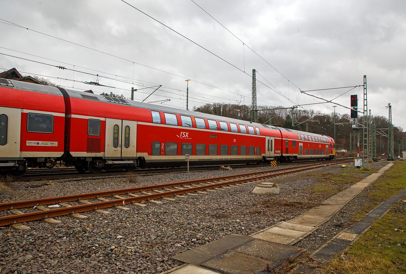 2. Klasse klimatisierter Doppelstock-Reisezugwagen (Hocheinstiegs-Dosto) D-DB 26-75 138-0, der Gattung DBpza 753.5, vom rsx - Rhein-Sieg-Express der DB Regio NRW (Aachen), am 30.01.2023 im Zugverband vom RE 9 in Betzdorf (Sieg). Davor der Steuerwagen D-DB 50 80 86-75 029-8 DBpbzfa 763.6.

Der Wagen wurde 2002 von Bombardier in Görlitz (ex DWA - Deutsche Waggonbau AG gebaut.

TECHNISCHE DATEN: 
Gattung/Bauart: DBpza 753.5,
Spurweite: 1.435 mm
Anzahl der Achsen: 4
Länge über Puffer: 26.800 mm
Wagenkastenlänge: 26 400 mm
Wagenkastenbreite: 2.784 mm
Höhe über Schienenoberkante: 4.631 mm
Drehzapfenabstand: 20.000 mm
Achsstand im Drehgestell: 2 500 mm
Drehgestellbauart:  Görlitz VIII
Leergewicht: 48 t
Höchstgeschwindigkeit: 160 km/h 
Sitzplätze: 139 in der 2. Klasse
Toiletten: 1, geschlossenes System
Einstieg: Hoch
Bremse: KE-R-A-Mg (D)
Bemerkung : 1 Mehrzweckabteil; eingeschränkt dieselloktauglich
Heizung: Klimaes