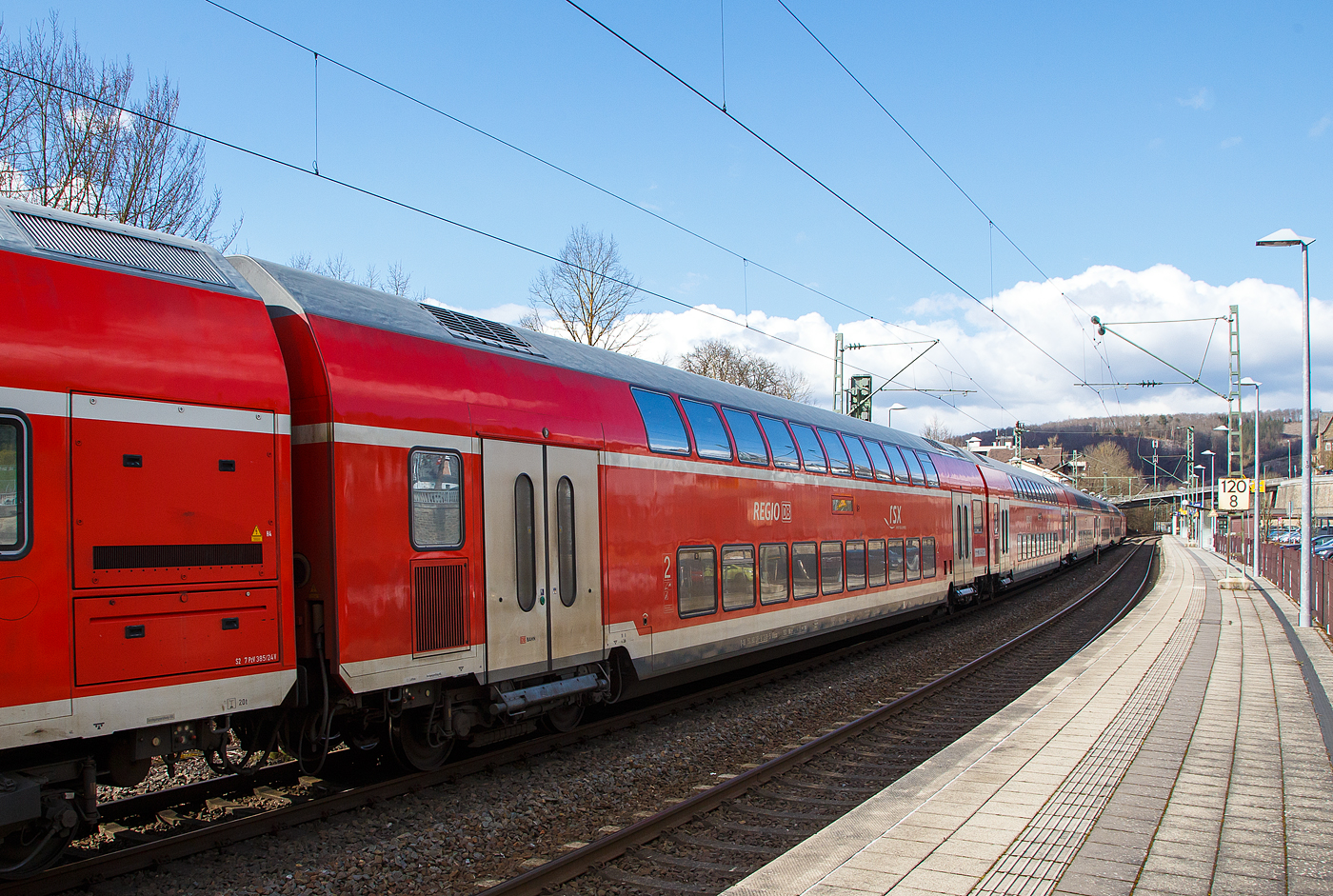 2. Klasse klimatisierter Doppelstock-Reisezugwagen (Hocheinstiegs-Dosto) D-DB 50 80 26-81 269-5, der Gattung DBpza 781.2, vom rsx - Rhein-Sieg-Express der DB Regio NRW (Aachen), am 19.03.2021 im Zugverband vom RE 9 in Kirchen (Sieg). 

Der Wagen wurde 2010 von Bombardier in Görlitz (ex DWA - Deutsche Waggonbau AG gebaut.

TECHNISCHE DATEN:
Gattung/Bauart: DBpza 781.2
Spurweite: 1.435 mm
Anzahl der Achsen: 4
Länge über Puffer: 26.800 mm
Wagenkastenlänge: 26 400 mm
Wagenkastenbreite: 2.784 mm
Höhe über Schienenoberkante: 4.631 mm
Drehzapfenabstand: 20.000 mm
Achsstand im Drehgestell: 2 500 mm
Drehgestellbauart:  Görlitz VIII
Leergewicht: 50 t
Höchstgeschwindigkeit: 160 km/h 
Sitzplätze: 142 in der 2. Klasse
Toiletten: 1, geschlossenes System
Einstieg: Hoch
Bremse: KE-R-A-Mg (D)
Heizung: Klimaes
Bemerkung : Autarke Videoüberwachung; uneingeschränkt dieselloktauglich