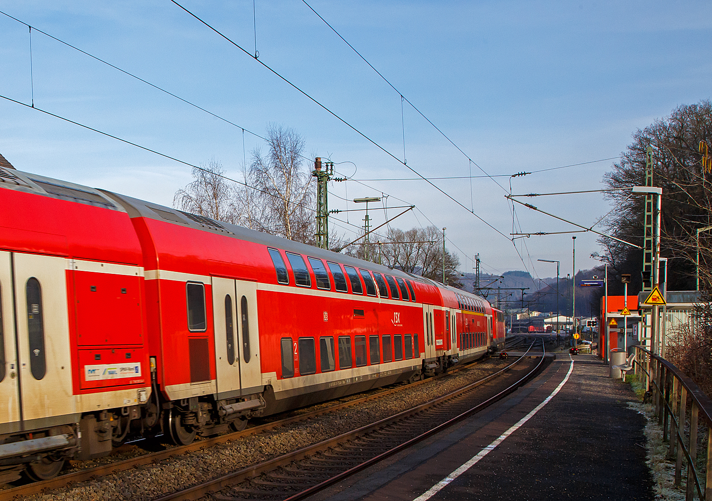 2. Klasse klimatisierter Doppelstock-Reisezugwagen (Hocheinstiegs-Dosto) D-DB 50 80 26-75 038-2 der Gattung DBpza 753.5, vom rsx - Rhein-Sieg-Express der DB Regio NRW, am 18.01.2023 im Zugverband vom RE 9 bei einer Zugdurchfahrt im Bahnhof Scheuerfeld (Sieg). 

Der Wagen wurde 1999 von der Deutsche Waggonbau AG (DWA) in Görlitz gebaut.

TECHNISCHE DATEN: 
Gattung/Bauart: DBpza 753.5,
Spurweite: 1.435 mm
Anzahl der Achsen: 4
Länge über Puffer: 26.800 mm
Wagenkastenlänge: 26 400 mm
Wagenkastenbreite: 2.784 mm
Höhe über Schienenoberkante: 4.631 mm
Drehzapfenabstand: 20.000 mm
Achsstand im Drehgestell: 2 500 mm
Drehgestellbauart:  Görlitz VIII
Leergewicht:  49 t
Höchstgeschwindigkeit: 160 km/h 
Sitzplätze: 139in der 2. Klasse
Toiletten: 1, geschlossenes System
Einstieg: Hoch
Bremse: KE-R-A-Mg (D)
Bemerkung : 1 Mehrzweckabteil; eingeschränkt dieselloktauglich