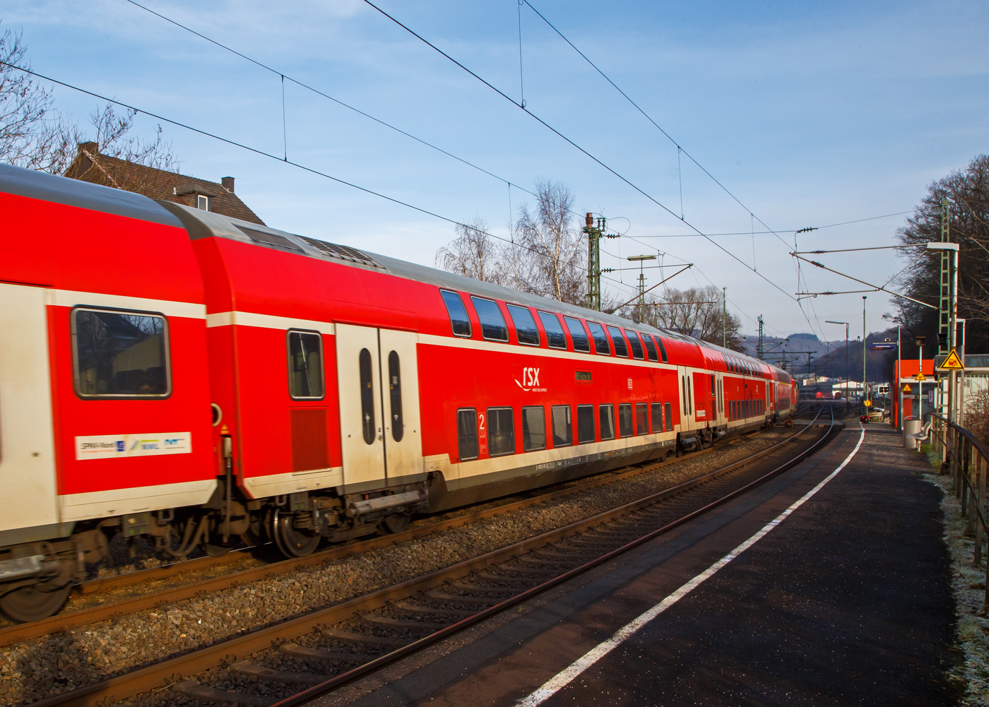 2. Klasse klimatisierter Doppelstock-Reisezugwagen (Hocheinstiegs-Dosto) D-DB 50 80 26-75 137-2 der Gattung DBpza 753.5, vom rsx - Rhein-Sieg-Express der DB Regio NRW, am 18.01.2023 im Zugverband vom RE 9 bei einer Zugdurchfahrt im Bahnhof Scheuerfeld (Sieg). 

Der Wagen wurde 2002 von Bombardier in Görlitz (ex DWA - Deutsche Waggonbau AG) gebaut.

TECHNISCHE DATEN: 
Gattung/Bauart: DBpza 753.5,
Spurweite: 1.435 mm
Anzahl der Achsen: 4
Länge über Puffer: 26.800 mm
Wagenkastenlänge: 26 400 mm
Wagenkastenbreite: 2.784 mm
Höhe über Schienenoberkante: 4.631 mm
Drehzapfenabstand: 20.000 mm
Achsstand im Drehgestell: 2 500 mm
Drehgestellbauart:  Görlitz VIII
Leergewicht:  49 t
Höchstgeschwindigkeit: 160 km/h 
Sitzplätze: 139 in der 2. Klasse