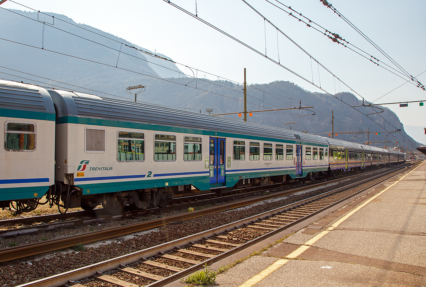 2. Klasse MDVC-Reisezugwagen (MDVC steht für Medie Distanze Vestiboli Centrali, deutsch für Mittlere Entfernungen in Ballungsräumen) 50 83 21-86 708-9 I-TI der Trenitalia, der Gattung nB am 26.03.2022 im Zugverband im Bahnhof Bozen / Bolzano.

Die den Wagen handelt es sich um in Italien hergestellte Eisenbahnwaggons die speziell für den Einsatz für mittlere Entfernungen wie z.B. RE (Regionalexpress Züge).

TECHNISCHE DATEN:
Spurweite: 1.435 mm
Länge über Puffer: 26.400 mm
Breite: 2.825 mm
Höhe: 3.965 mm
Drehzapfenabstand: 19.000 mm
Achsstand im Drehgestell: 2.400 mm
Laufraddurchmesser : 860 mm (neu)
Fußbodenhöhe: 1090 mm
Eigengewicht: 40 t
Sitzplätze: 82 (2. Klasse)
Höchstgeschwindigkeit: 160 km/h
Bremsbauart: Freno WU-R 
