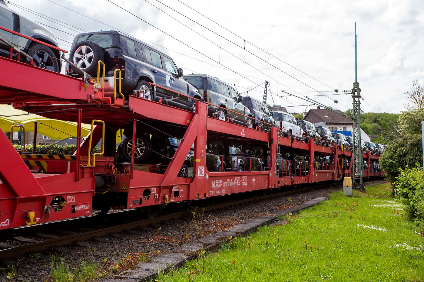 2 x 2 achsiger offener Doppelstock-Autotransportwagen (Wageneinheit) 25 80 4382 205-9 D-ATG der Gattung Laaeffrs 561 der DB Cargo Logistics GmbH (ex ATG Autotransportlogistic GmbH), beladen mit SUV´s, am 05 Mai 2024 im Zugverband (Zugschuss) bei der Durchfahrt in Betzdorf (Sieg).