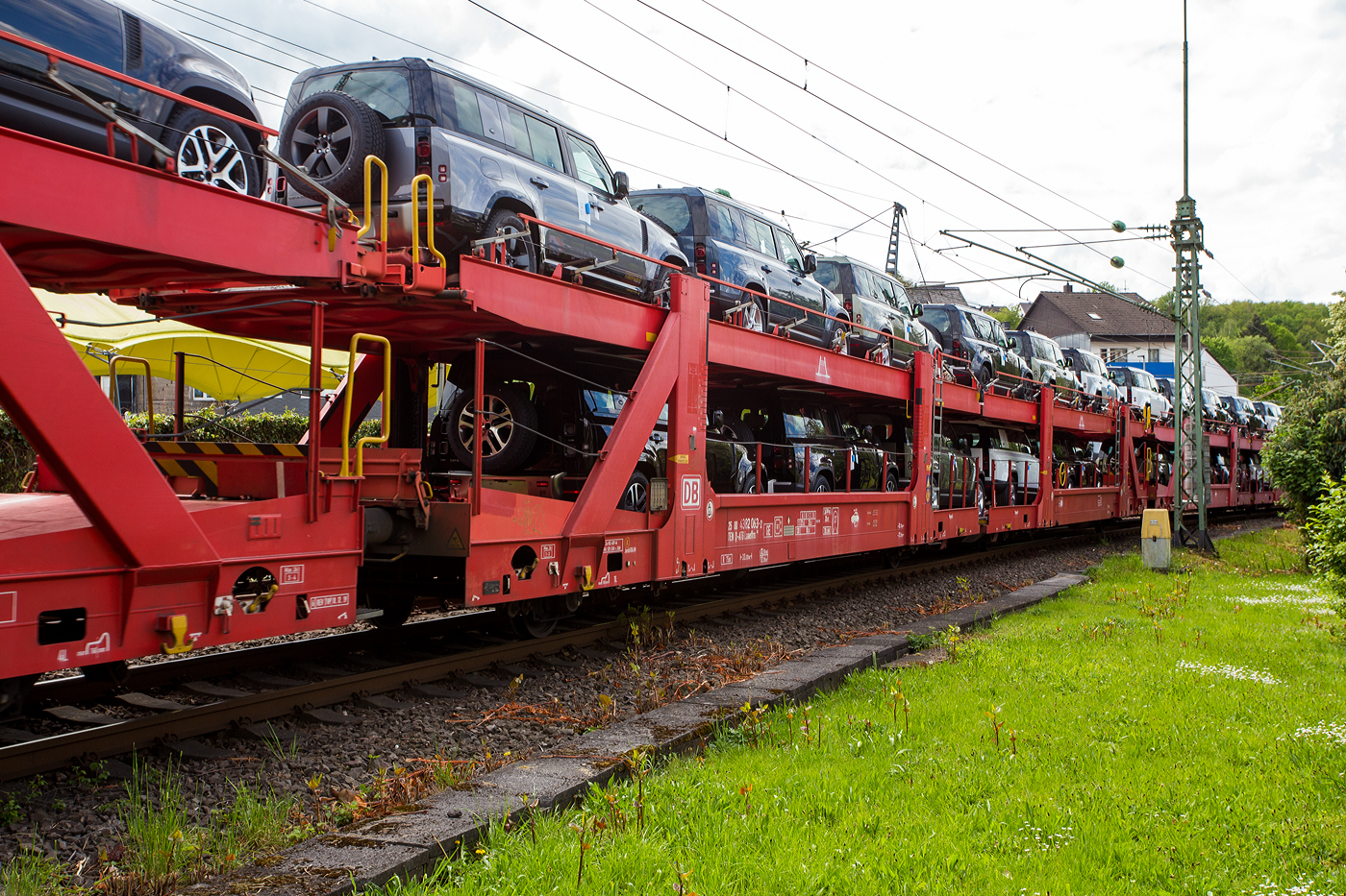 2 x 2 achsiger offener Doppelstock-Autotransportwagen (Wageneinheit) 25 80 4382 063-2 D-ATG der Gattung Laaeffrs 561 der DB Cargo Logistics GmbH (ex ATG Autotransportlogistic GmbH), beladen mit SUV´s, am 05 Mai 2024 im Zugverband (Zugschuss) bei der Durchfahrt in Betzdorf (Sieg).