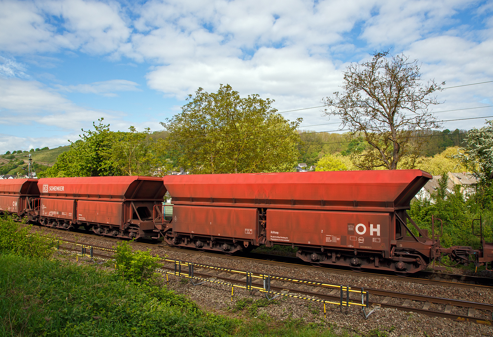 2 x sechsachsige offene Drehgestell-Schüttgut-Wageneinheit für den Erztransport mit schlagartiger Schwerkraftentladung, hydraulischem Klappenverschlusssystem und automatischer Kupplung, 81 80 6861 649-4 D-DB der Gattung Falrrs 152.2 der DB Cargo AG, am 28.04.2018 im Zugverband bei einer Zugdurchfahrt durch Koblenz-Moselweiß.

Der Falrrs 152 ist eine Wageneinheit aus zwei mit einer Kuppelstange verbundenen Wagen der Bauart Faals 151 und ist an den Enden mit automatischer Kupplung C-Akw ausgestattet, sie haben keine Seitenpuffer. Diese Wagen der 3. Bauserie (6861 625 bis 673) wurden 2011/2012 von Tatravagónka a.s. in Poprad (Slowakei) gebaut. Die 1. und 2. Bauserie wurden noch bei der LRS (ex DB Werk Leipzig-Engelsdorf) hergestellt.

Anhand der Anschriften, rechts am Wagen sieht am sofort das diese Wagen, folgende Eigenschaften haben:
O = Radsatzlast  größer 22,5 t (hier 25 t)
H = Hydraulische Klappensteuerung
200,5 t im Kreis = Tragfähigkeit 200,5 t
Unten rechts das Dreieck = Automatische Kupplung

Der Wagen ist für die Beförderung von Eisenerzen zu einem mit besonderen Entladeeinrichtungen (Tiefbunkern) versehenen Hüttenwerk vorgesehen. Die Beladung erfolgt durch Aufschütten von oben. Er ist jedoch auch für die Beförderung von anderen Schüttgütern mit hohen spezifischen Gewichten verwendbar. Es sind jeweils 2 Wagen mittels einer Kuppelstange fest miteinander zu einer Einheit verbunden. Die gleichzeitige Öffnung bzw. Schließung aller vier Klappen wird durch Betätigen eines Steuerventils entweder von der Wagenbühne oder vom Bunkersteg aus mit einem speziellen langstieligen Vierkantschlüssel möglich.

Der Wagenkasten besteht aus dem sattelförmigen Boden, den fest mit den Untergestell-Fachwerkträgern verbundenen Stirnwänden, den Seitenwänden, den vier an den Seitenwänden angelenkten Entladeklappen und dem Quersattel, der den Wagenkasten in zwei gleich große Kammern unterteilt. Die Sattelneigung beträgt 49°. Zwischen den Langträgern befinden sich die Hauptquerträger, die Träger für die Druckluftbremseinrichtung und für die Lagerung der Hauptverschlusswellen sowie an beiden Wagenenden die Tragkonstruktion für die Aufnahme der automatischen Kupplung C-Akv. Der Werkstoff für die Kasten- und Sattelbleche besteht aus S355J2G3Cu (St52-3 Cu), derjenige für die Langträger aus QSt 380.

Das Öffnen und Schließen der Klappen erfolgt durch einen hydraulisch angetriebenen Daumenwellenverschluss. Zur Prüfung, ob die Klappen ordnungsgemäß verschlossen sind, dient die in Wagenmitte angeordnete Anzeigeeinrichtung mit gelber Signalscheibe. Diese ragt über die Seitenwand hinaus, wenn die Klappen nicht einwandfrei verriegelt sind.

Das Drucköl wird von der Radsatzpumpe in einem Hydrokolbenspeicher mit einem maximalen Betriebsdruck von 220 bar gegen den Druck hochgespannten Stickstoffs gefördert. Der Ladungszustand wird durch eine wegeabhängige Umschalteinrichtung im Speicher gesteuert, die bei gefülltem Speicher die Pumpe auf drucklosen Umlauf schaltet. Zur Betätigung der Klappen wird das gespeicherte Drucköl über die von Hand betätigten Steuerventile den zwei Betätigungszylindern, die in der Mitte des Wagens angeordnet sind und auf je eine Hauptverschlusswelle wirken, zugeführt.

Es werden alle 4 Klappen gleichzeitig betätigt. Die dafür vorgesehenen Einrichtungen für die Bedienung mit einem langstieligen Vierkantschlüssel nach DIN 25 255 ist an der Stirnwand des bühnenseitigen Wagenendes angebracht. Bei drucklosem Speicher ermöglichen eine Handpumpe sowie entsprechende Bedienhebel eine Notbetätigung der Klappen von der Wagenbühne aus.

Um die geforderte hohe Bremsleistung realisieren zu können, sind die Wagen mit Verbundstoffsohlen (Becorit) ausgerüstet.

TECHNISCHE DATEN:
Hersteller: 1. und 2. Bauserie LRS (ex DB Werk Leipzig-Engelsdorf), 3. Bauserie Tatravagónka Poprad
Spurweite: 1.435 mm (Normalspur)
Anzahl der Achsen: 2 x 6
Länge über Puffer: 30.170 mm (2 x 15.085 mm)
Drehzapfenabstände: 8.000 / 7.050 / 8.000 mm
Achsabstand im Drehgestell (je): 3.400 mm (2x 1.700 mm)
Laufraddurchmesser: 920 mm
Drehgestelltyp: BA715/BA716
Max. Achslast: 25,0 t
Beladeöffnung: 2 × 2.238 x12.760 mm
Länge der Entladeöffnung: 5.050 mm (je Klappe) = 2 x 10.710 mm
Laderaum: 140 m³ (2 x 70 m³)
Eigengewicht: ca. 70 t (2 x 35 t)
Höchstgeschwindigkeit: 100 km/h (beladen) / 120 km/h (leer)
Max. Ladegewichte: 140 t ab Streckenklasse D4 / DB 170 t ab Streckenklasse CE
Kleinster bef. Gleisbogenradius: 75 m (ladungsabhängig)
Bremse: KE-GP-A 
Bremssohle: Becorit 929-1 bzw. Cosid 810 ab 3. Serie
Art der Lastabbremsung: automatisch
Handbremse: von der Bühne bedienbar
Automatische Kupplung: UIC-AK 69e bzw. C-Akv (3. Serie)
Intern. Verwendungsfähigkeit: Nein, Zulassung Deutschland und Niederlande
Bemerkung: Eine Wageneinheit ist gleichmäßig zu beladen.

Quellen: DB Cargo, dybas.de, Tatravagónka. und Anschriften
Alle Angaben ohne Gewähr auf Vollständigkeit und Richtigkeit!
