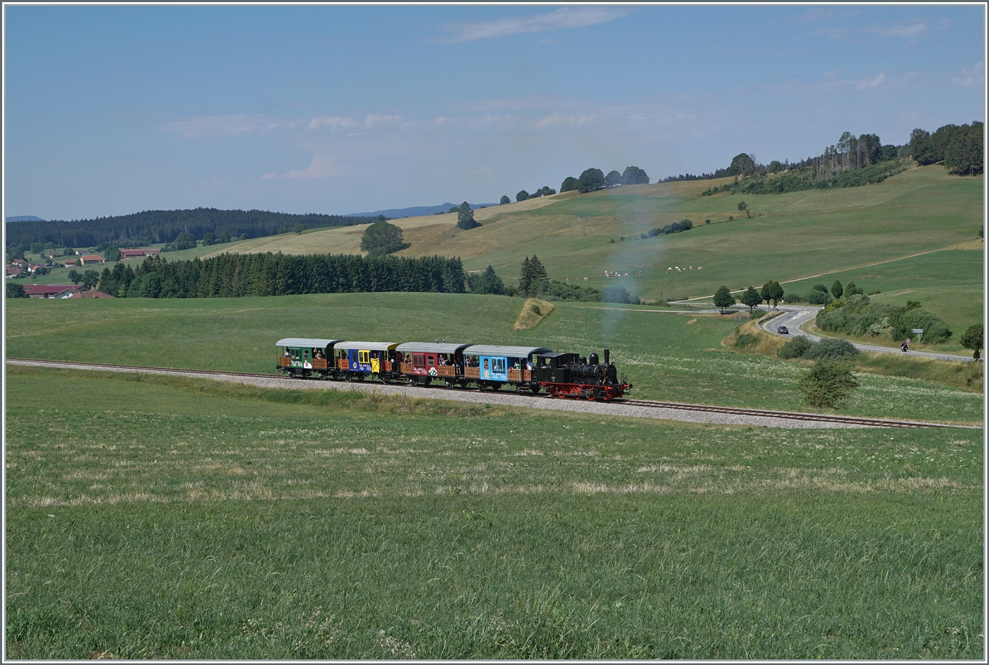 30 ANS CONI'FER /30 Jahre Coni'Fer - Zum dreissigsten Geburtstag dieser eindrücklichen Museumsban auf einem Teilabschnitt der internationalen Strecke Milano - Paris im Jura zwischen Vallorbe und Pontarlier verkehren die Zuge im Stundentakt: Den Anfang macht das  Tigerli  E 3/3 N° 5 mit vier für den (Museums)-Reiseverkehr hergerichteten ex SBB Db  Sputnik . Der Zug ist auf seiner gut siebeneinhalb Kilometer langen Fahrt hier kurz vor Le Touillon. 

15. Juli 2023