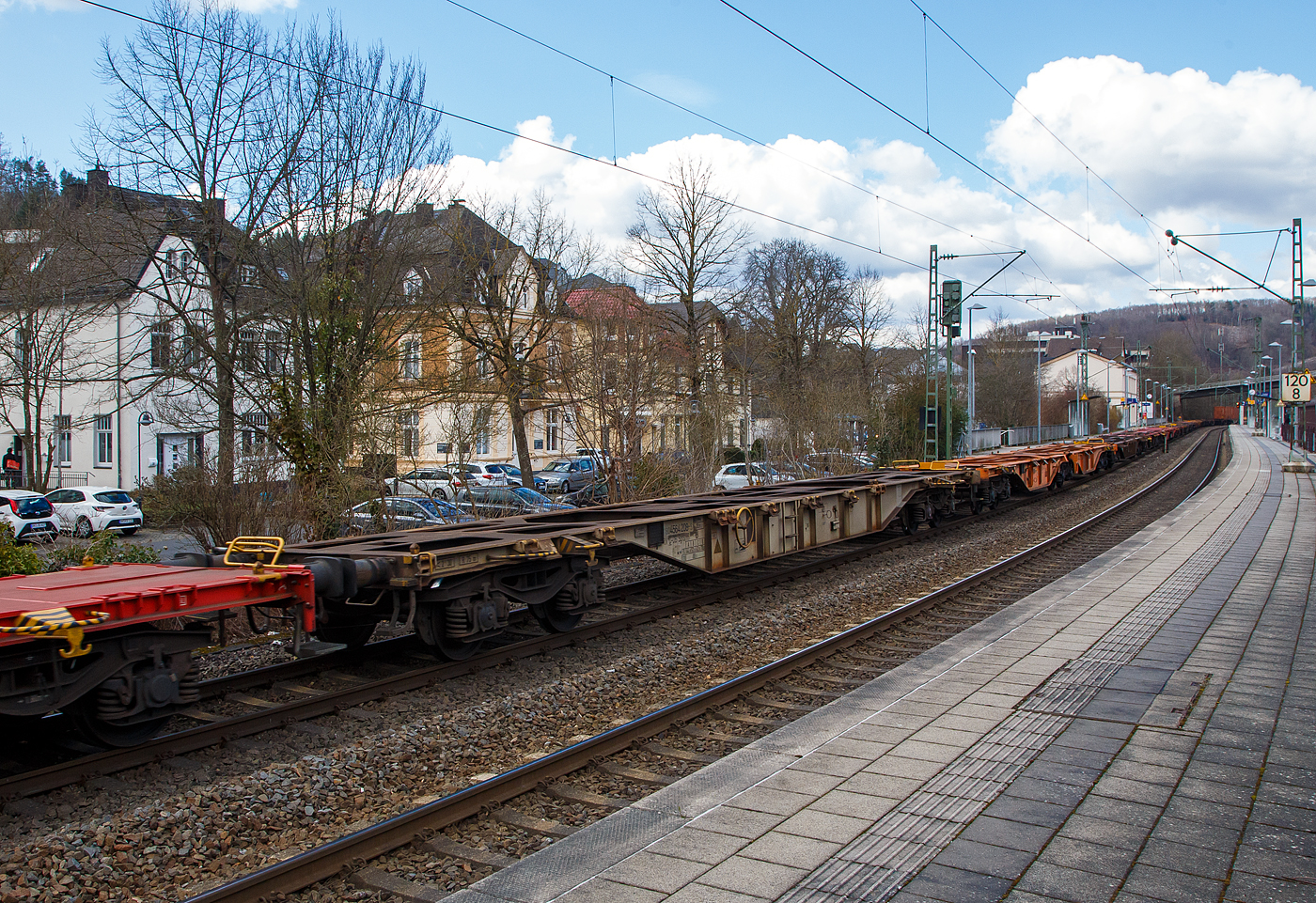 4-achsiger Drehgestell-Containertragwagen, 31 80 4564 208-5 D-DB, der Gattung Sgns 692, der DB Cargo AG, am 19.03.2021 im Zugverband bei der Durchfahrt in Kirchen (Sieg.

Die damalige DB Schenker bestellte 465 Tragwagen bei Tatravag�nka Poprad (Slowakei), die zwischen 2009 und 2011 in den Dienst gestellt wurden. Der Wagen ist im Rahmen der neuen Tragwagenkonzeption f�r den Transport von Containern (Ct) in Z�gen des kombinierten Ladungsverkehrs vorgesehen.F�r den Transport von Containern bis insgesamt 60 Fu� L�nge sind, auf den Au�enlangtr�gern des Wagens, 28 feste bzw. klappbare Containerzapfen vorhanden. Das Untergestell ist eine verwindungsweiche, geschwei�te Rahmenkonstruktion aus Walz- und Blechprofilen, gebildet aus den Kopfst�cken, den Hauptquertr�gern und den �u�eren Langtr�gern.

TECHNISCHE DATEN:
Spurweite: 1.435 mm
L�nge �ber Puffer: 19.640 mm
Drehzapfenabstand: 14.200 mm
Radsatzstand in den Drehgestellen: 1.800 mm
Ladel�nge: 18.400 mm (60 ft)
H�he der Ladeebene f�r Container �ber S.O.: 1.155 mm
Drehgestell-Bauart: 626 -  Y 25 Lss
Raddurchmesser: 920 mm (neu) / 860 mm (abgenutzt
Eigengewicht: ca. 20 t
Max. Zuladung bei Lastgrenze S: 70,0 t (ab Streckenklasse D)
Max. Geschwindigkeit: 100 km/h (beladen) / 120 km/h (leer)
Bremse: Ch-GP-A
Handbremse: Fbr
