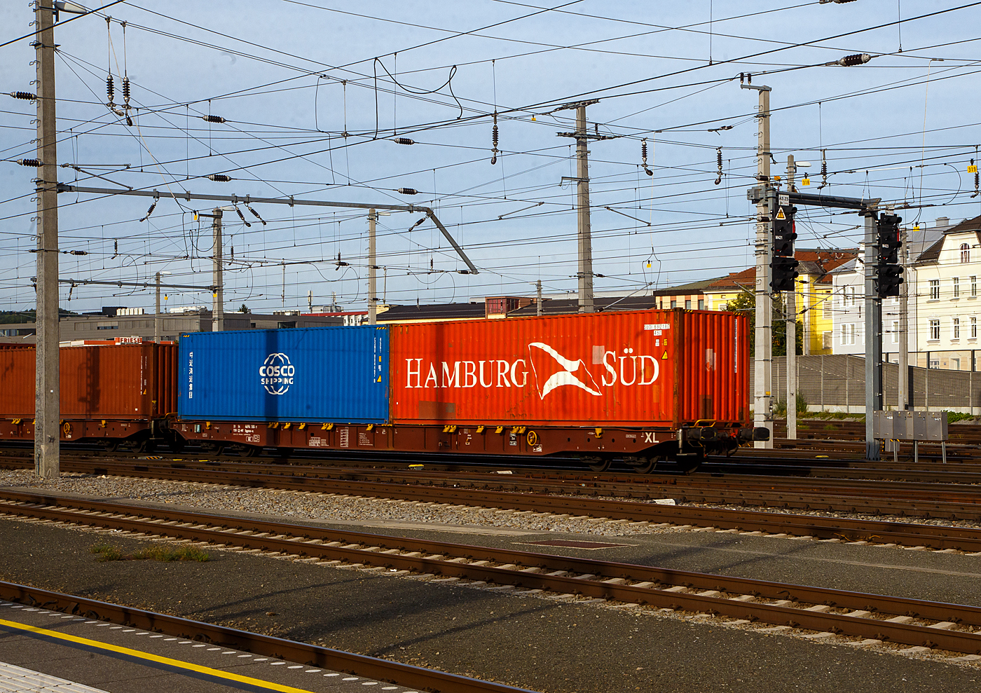 4-achsiger Drehgestell-Containertragwagen 33 54 4694 180-9 CZ-MT, der Gattung Sggnss-XL (80ft), der METRANS Rail s.r.o. (Prag / Praha), am 12.09.2022 im Zugverband, beladen mit zwei 40ft-Containern bei einer Zugdurchfahrt im Hbf Salzburg. Die METRANS ist ein 100 %-iges Tochterunternehmen der Hamburger Hafen und Logistik AG (HHLA). Sie ist Marktführer für Containertransporte im Seehafenhinterlandverkehr mit Mittel-, Ost- und Südosteuropa. Eigene Inland-Terminals, spezielle Loks  und umweltfreundliche Containertragwagen ermöglichen flexible, qualitativ hochwertige Angebote. 

Der LIGHT EIGHTY Sggnss 80’ wurde vom slowakischen Hersteller TATRAVAGÓNKA schon 2010 auf Veranlassung von METRANS entwickelt. Nicht nur dank seinem geringen Gewicht von ca. 22 t, sondern auch wegen den einzigartigen Lademöglichkeiten (5 Container­Bauarten und Wechselaufbauten in 30 verschiedenen Containerkombinationen) hat sich dieser Wagen schnell auf dem Markt etabliert. Im Vergleich zum 80’ langen Standardwagen kann bei dieser Variante ein Wagen mehr in Güterzüge aufgenommen werden. Durch die neuartige Konstruktion dieses TSI­konformen Wagens konnte nicht nur der Lärmpegel auf einen Messwert von 78 dB(A) reduziert werden. Eine Energieeinsparung von 20 % im Vergleich zum 80’-langen Standardgelenkwagen ermöglicht eine weitere Steigerung der Transporteffizienz. Weniger Drehgestellbedarf bedeutet weniger Instandhaltungsaufwand für Bremssysteme.

TECHNISCHE DATEN:
Spurweite: 1 435 mm
Anzahl der Achsen: 4 in zwei Drehgestellen
Länge über Puffer: 25 940 mm
Drehzapfenabstand: 19 300 mm
Achsabstand im Drehgestell: 1 800mm
Laufraddurchmesser: 920 mm (neu)
Ladelänge : 24 700 mm  (z.B. 2 x 40’ ISO Container)
Höhe der Ladeebene über SOK: 1 155 mm
Höchstgeschwindigkeit:  100 km/h (Lastgrenze SS und leer 120 km/h)
Max. Zuladung bei Lastgrenze S: 68,0 t (ab Streckenklasse D)
Max. Zuladung bei Lastgrenze SS: 58,0 t (ab Streckenklasse C)
Eigengewicht: 22 000 kg
Kleinster bef. Gleisbogenradius: R 75 m
Bauart der Bremse: KE-GP-A (K)
Bremssohle: Jurid 816M
Feststellbremse: Ja
Intern. Verwendungsfähigkeit: TEN-GE

Erläuterung: Lastgrenze S = 20 t Radsatzlast, Lastgrenze SS = 22,5 t Radsatzlast.
