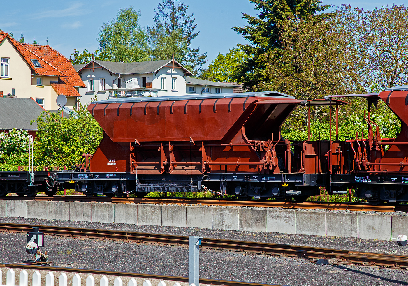 4-achsiger Schmalspur Schotterwagen als Selbstentladewagen mit Schleppkorb 23-026 der MBB - Mecklenburgischen Bäderbahn Molli GmbH, ex LMBV (Lausitzer Braunkohlentagebau) abgestellt am 15.05.2022 im Bahnhof Bad Doberan.

TECHNISCHE DATEN:
Spurweite:  900 mm
Länge über Puffer: 11.000 mm
Drehzapfenabstand: 6.500 mm
Eigengewicht: 18 t
Tragfähigkeit: 42 t
Bremse: K-P