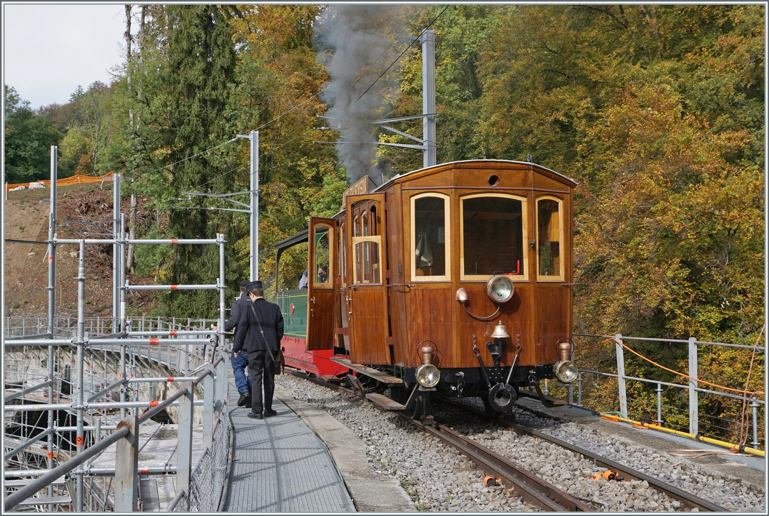 „La DER du Blonay-Chamby 2023“ – Das Baye de Clarens-Viadukt wird grundlegend saniert. 
Die Blonay-Chamby-Bahn bot einen Ausflug zur Besichtigung des Viadukts an. Ein Ausstieg war zwar nicht vorgesehen, war aber aufgrund der geringen Teilnehmerzahl aus Sicherheitsgründen unter Aufsicht des Personals möglich. 

28. Okt. 2023
