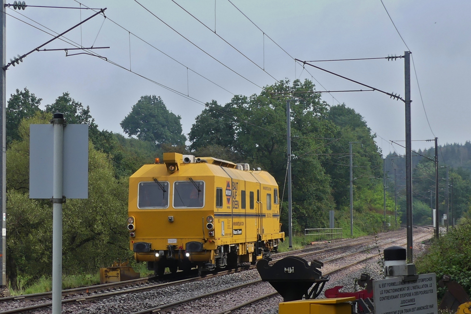 A-Swie 99 81 9162 001-7 Schweres Nebenfahrzeug der Art: Gleisvormessmaschine EM – SAT 120, Eigengewicht 54 t; Bremse: KE-GP mZ; gebaut im Jahr 2008 unter der Nr. 169; zugelassen f�r Streckenklasse B1 und h�her, aufgenommen oberhalb von Enscherange. 29.08.2023