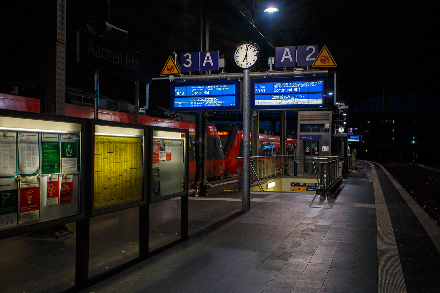 Aachen Hauptbahnhof am Abend (19:00 Uhr) des 21 Oktober 2025, stehen auf Gleis 3 bereits zwei Bombardier der DB Regio NRW, als RE 9 - Rhein Sieg Express (RSX) „Aachen - Köln – Siegen, zur Abfahrt bereit.