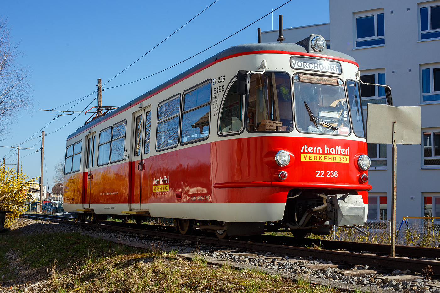 Alleine am ehemaligen Anschlussgleis zur Brauerei in Vorchdorf-Eggenberg am 04 April 2025 abgestellt, der vierachsige Steuerwagen 22.236 B4 ES (94 81 4942 001-0), ex KFBE 2290, der Stern & Hafferl Verkehrsgesellschaft m.b.H. (StH) eigentlich der der LILO zugeordnet. 

Der Steuerwagen wurden 1953/54 von Westwaggon (Vereinigte Westdeutsche Waggonfabriken) für die KVB - Kölner Verkehrs-Betriebe AG gebaut. Der Steuerwagen hat nur einen Führerstand. Im April 1964 gingen ET und ES an die Köln-Frechen-Benzelrather Eisenbahn (kurz KFBE), die seit 1960 als Ganzes zu den Kölner Verkehrs-Betriebe (KVB) gehörte. Im Oktober 1969 wurde die Einheiten abgestellt, da 1969 der KFBE-Personenverkehr ins Kölner Straßen- und Stadtbahnnetz integriert wurde. Im Jahr 1970 wurden sie an die LLB für Strecke Linz – Eferding – Waizenkirchen, heute Teil der Linzer Lokalbahn (LILO) verkauft. 1975/76 erfolgte die Wiederinbetriebnahme und sie waren lange Jahre auf der Linzer Lokalbahn unterwegs. Die Einheiten sind auch unter dem Begriff  Sambawagen  bekannt.
