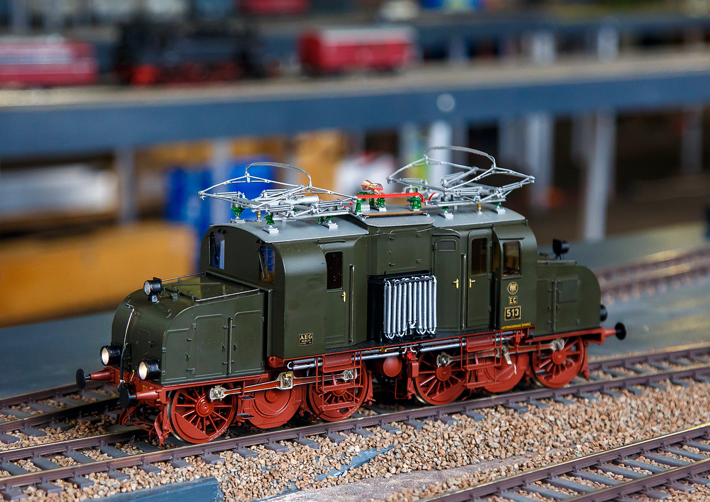 Als Spur 1-Modell, die preußische KPEV EG 513 Halle in Ausführung um 1916 (ohne Fensterschirme, ohne Elektrokasten zwischen den Frontfenstern und ohne Lüftungsschlitze in den Vorbauten),  spätere DRG E 71 13 bzw. DB E 71 13, fährt am 02.07.2023 auf der Spur1-Anlage im Lokschuppen vom Erlebnisbahnhof Westerwald der Westerwälder Eisenbahnfreunde 44 508 e. V.,  hier war Lokschuppen-/Sommerfest.

Die zweimotorigen Elektrolokomotiven EG 511 bis EG 537 der Preußischen Staatsbahn waren für den Güterzugdienst konzipiert. Sie zählen zu den ersten in Deutschland eingesetzten E-Loks, die noch bis 1958 ihren Dienst erfüllten und wegen ihres Aussehens den Spitznamen Krokodil bekamen. In Baden bzw. im alemannischen Dialekt wurde sie auch „Glettiise“ (Bügeleisen) genannt. Die Lokomotiven wurden 1920 in den Bestand der Deutschen Reichsbahn übernommen und erhielten 1926 die Baureihenbezeichnung E 71.

Die Konstruktion der Lokomotiven bestand grundlegend aus zwei Triebdrehgestellen mit halbhoch gelagerten Fahrmotoren. Beide Triebdrehgestelle sind mittels einer Kupplung beweglich miteinander verbunden. Die Kraftübertragung von den Fahrmotoren auf die Achsen erfolgte durch ein Getriebe und durch Kuppelstangen. Maschinenraum und die beiden Führerstände ruhten gemeinsam auf einem Brückenrahmen. Die Kühlung des Transformators wurde durch Transformatorenöl in einem geschlossenen Kreislauf realisiert. Beide dafür notwendigen Ölkühler waren unverkleidet auf beiden Seiten des Maschinenraums angebracht. Vom Aussehen erinnern diese stark an Lamellenheizkörper einer Zentralheizung.
