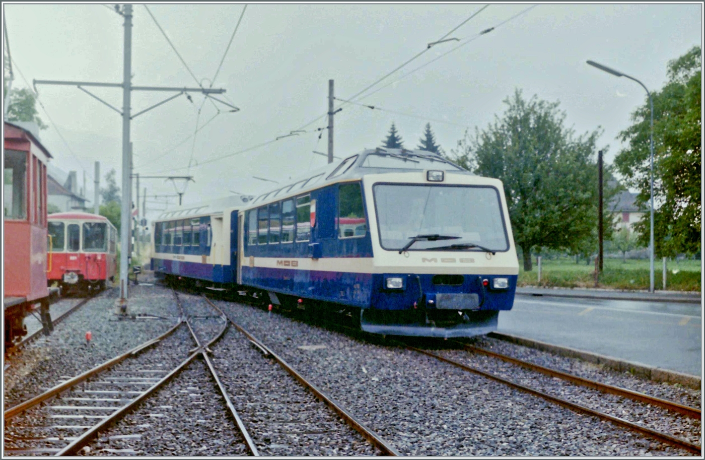 Als Testfahrt f�r eine k�nftige Gruppenreise ab Blonay unternahm der damals  **** Superpanoramic Express  genannte Zug via Chamby nach Blonay. Das Bild zeigt die Einfahrt des Zuges in Blonay mit dem Steuerwagen Ast 116  Lausanne  an der Spitze. 

Analogbild vom Juli 1986