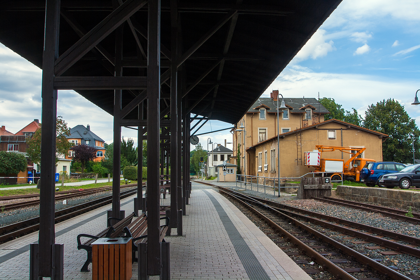 Am Bahnhof Dippoldiswalde der Weißeritztalbahn (Osterzgebirge) hier am 26 August 2013.

Seit 1882 ist Dippoldiswalde ans Eisenbahnnetz (aber nur schmalspurig) bangeschlossen. In diesem Jahr wurde die in 750-mm-Schmalspur ausgeführte Weißeritztalbahn nach Schmiedeberg eröffnet, ein Jahr später folgte die Verlängerung bis Kipsdorf. 