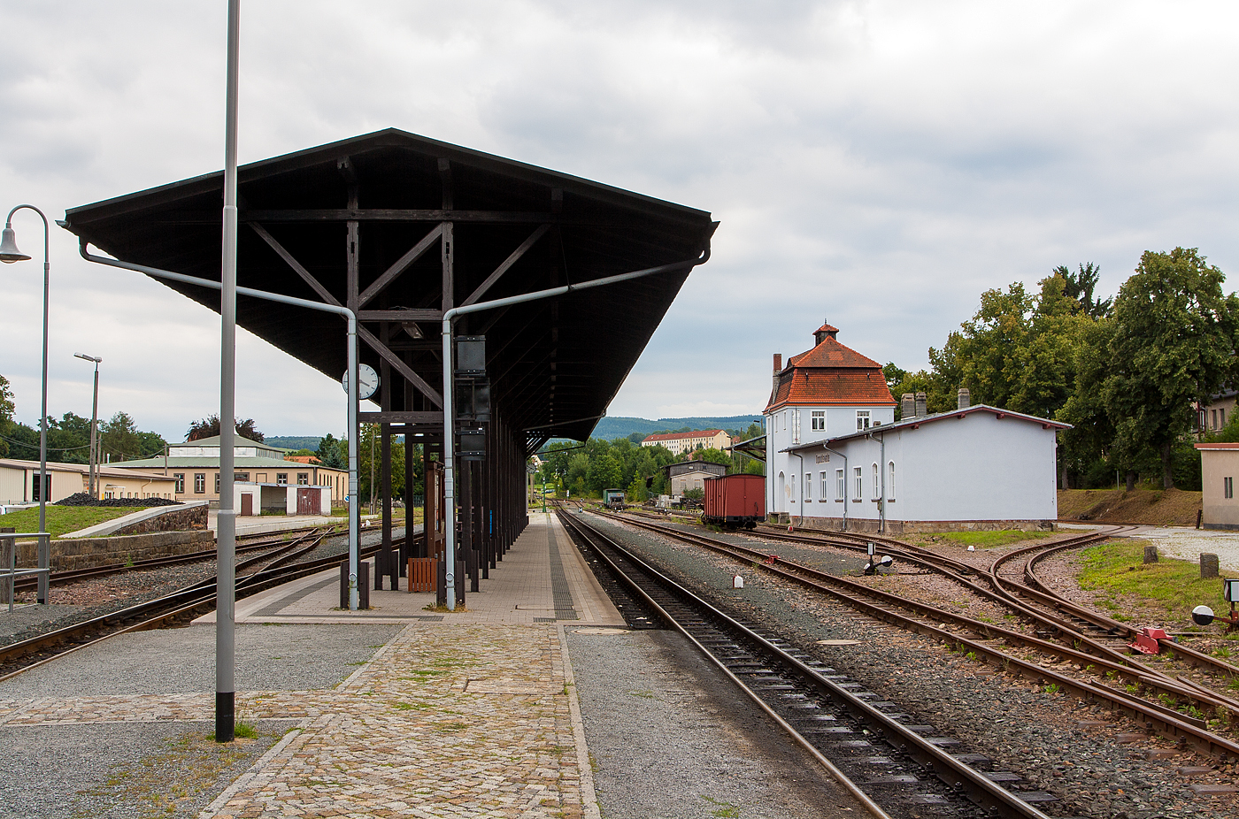 Am Bahnhof Dippoldiswalde der Weißeritztalbahn (Osterzgebirge) hier am 26 August 2013.

Seit 1882 ist Dippoldiswalde ans Eisenbahnnetz (aber nur schmalspurig) bangeschlossen. In diesem Jahr wurde die in 750-mm-Schmalspur ausgeführte Weißeritztalbahn nach Schmiedeberg eröffnet, ein Jahr später folgte die Verlängerung bis Kipsdorf. 