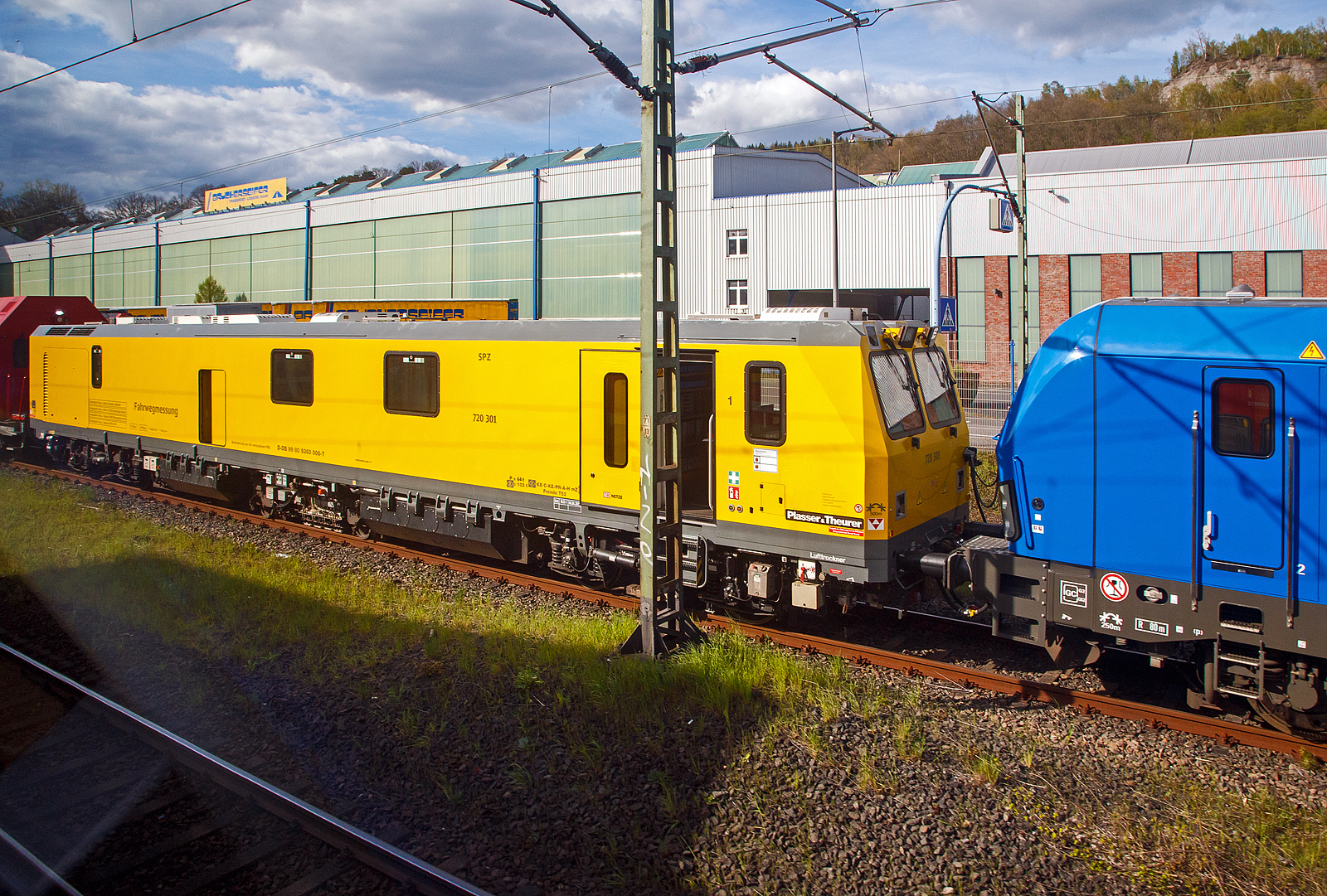 Am R�ckweg von K�ln am 30.04.2023, konnte ich schon den Schienenpr�fzug in der ungew�hnlichen Komposition, in Wissen (Sieg) aus dem Zug heraus sehen. An den Lichtern der f�hrenden  Lok konnte ich erkennen, dass er uns �berholen lassen muss und wohl dann unserem RE 9 folgt.

Hier im Detail der Messwagen SPZ-STW (STW steht f�r Steuerwagen) 720 301(99 80 9360 006-7 D-DB) der DB Netz AG (Netz Instandhaltung/Fahrwegmessung). 

Die Bildqualit�t ist durch die nicht so gut, wie die in Kirchen vom Bahnsteig, aber hier der halt von der anderen Seite.