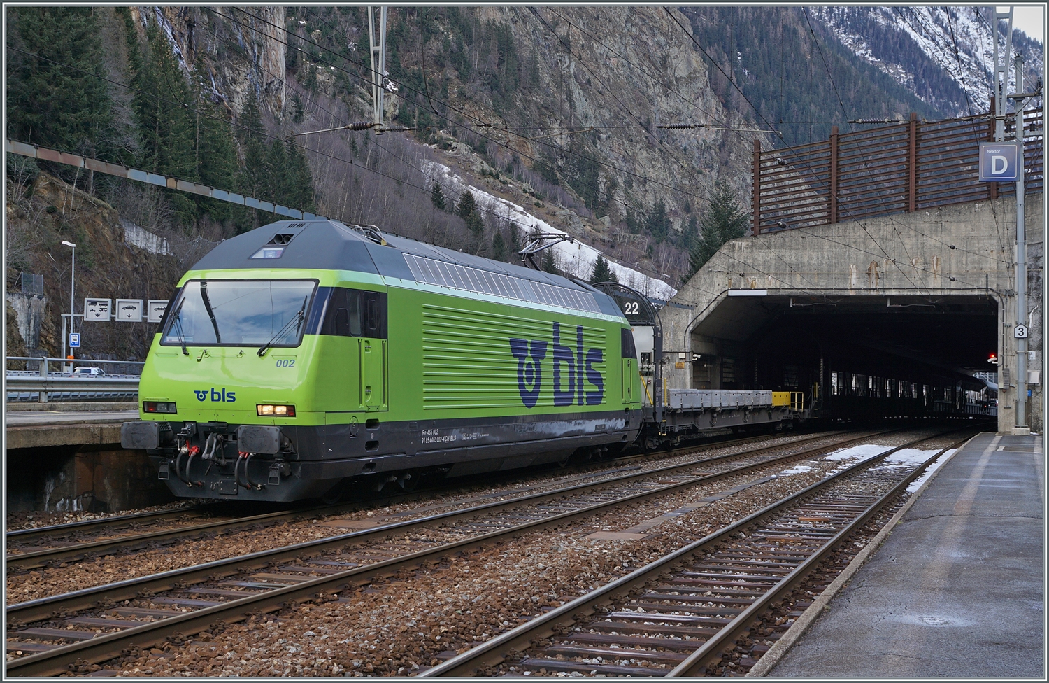Am Schluss des aus Kandersteg eingetroffen AT1 Autotunnelzuges schiebt die BLS Re 465 002 (91 85 4465 002-4 CH-BLS), die Steuerwagen scheinen also noch nicht in Betrieb zu sein. Zudem waren in den vier Umläufen bei meinem Besuch noch drei mit BLS Re 4/4 abgedeckt. Und zwar die BLS Re 4/4 184, 192 und 195. In der Folge nun noch weitere Bilder der BLS Re 4/4 (Re 425). Dieses Bild entstand in Goppenstein. 

3. Januar 2024