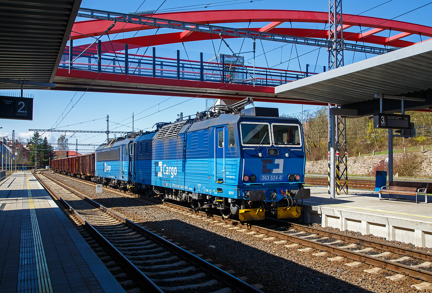 Am Zugschluss des gemischten Güterzuges der   Tranzisto  742 300-7 der ČD Cargo am 19.04.2023 bei der Zugdurchfahrt Karlovy Vary (Karlsbad), die beiden „kalten“ elektrischen Zweisystemlokomotiven 363 530-7 und 363 524-0(CZ - ČDC 91 54 7 363 530-7 und CZ - ČDC 91 54 7 363 524-0). 

Die Loks vom Typ ŠKODA 71 Em sind modernisierte universelle Zweisystemlokomotive, die durch den Umbau aus den Gleichstromlokomotiven der ČSD-Baureihe 163 (E 499.3) entstanden. 

Škoda Transportation modernisierte für die ČD Cargo 30 Lokomotiven vom Typ 71 E (BR 163, ex BR E 499.3), die in der Mitte der 1980er Jahre hergestellt wurden.  Die Hauptänderung im Rahmen der Umgestaltung zu dem neueren Typ 71 Em ist das Zweisystem, dank dem die Lokomotive nicht nur unter einer Spannung von 3 kV DC, sondern neu auch von 25 kV 50 Hz AC fahren kann. Die durchgeführte Rekonstruktion wird die physische sowie die technologische Lebensdauer der ursprünglichen Loks um bis zu 20 Jahren verlängern.

Es erhöhte sich beispielsweise die Leistung in beiden Speisesystemen und gleichzeitig verbraucht die Lokomotive 71 Em dank der Energierückgewinnung zurück ins Netz viel weniger Strom. Der Führerstand ist voll klimatisiert. Die BR 363.5 erfüllt die sämtlichen anspruchsvollen technologischen Parameter sowie die neuesten europäischen Sicherheitsvorschriften. Die Lokomotiven sind neben dem Betrieb auf tschechischen Strecken auch für den Betrieb in der Slowakei und in Ungarn homologiert. Die als Baureihe 363.5 bezeichneten Loks sind derzeit die stärksten Maschinen bei CD-Cargo.

TECHNISCHE DATEN:
Hersteller: Škoda in Pilsen (Urlok und Umbau)
Umbaujahre: 2011 bis 2013
Anzahl: 30 Stück
Spurweite: 1.435 mm (Normalspur)
Achsformel: Bo’Bo’
Länge über Puffer: 16.800 mm
Breite: 2.940 mm
Drehzapfenabstand: 8.300 mm
Achsabstand im Drehgestell:  3.200 mm
Treibraddurchmesser: 	1.250 mm (neu)
Kleinster bef. Halbmesser: 120 m
Höchstgeschwindigkeit: 120 km/h
Gewicht: 88 t
Dauerleistung: 3.700 kW
Anfahrzugkraft: 300 kN
Dauerzugkraft: 185,3 kN
Stromsysteme:  3 kV DC und 25 kV/50 Hz AC
