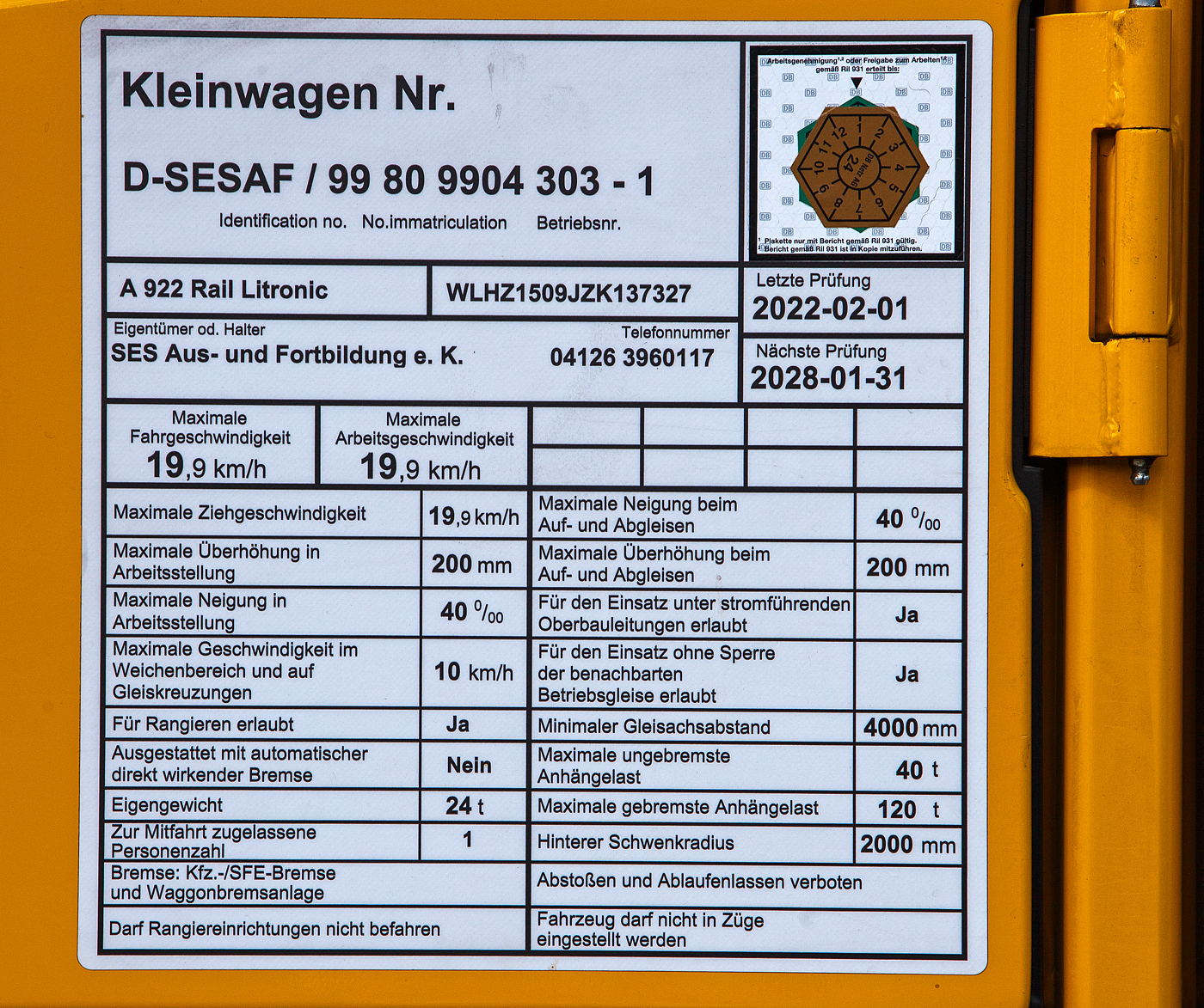 Anschriftentafel von dem Liebherr Zweiwegebagger A 922 Rail Litronic mit Abstützpratzen, interne Nr. LH 12 der BBL Maschinentechnik GmbH (Lüneburg), eigestellt durch die SES Aus- und Fortbildung e.K. (Horst / Holstein) unter der Kleinwagen Nr. D-SESAF 99 80 9904 303-1, abgestellt am 26.08.2023 in Herdorf (Ostweg) beim Lokschuppen der KSW, Betriebsstätte FGE -Freien Grunder Eisenbahn.