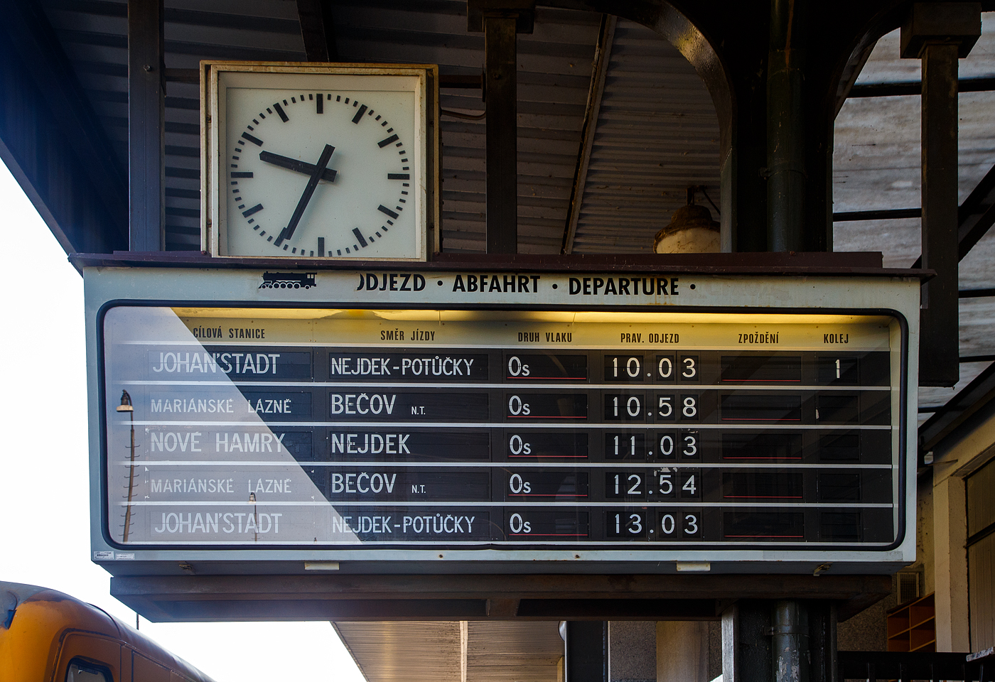 Anzeigentafel (Abfahrt der Züge) am Bahnhof Karlovy Vary dolní nádraží (Karlsbad unterer Bahnhof), hier am 21 April 2023, 

Es ist der zweite Bahnhof in der Stadt, er ist Ausgangspunkt der Nebenbahnstrecke, über Bečov nad Teplou (früher Petschau) nach Mariánské Lázně (Marienbad), der ehemaligen EB Marienbad–Karlsbad. Zudem ist er auch direkt mit dem oberer Bahnhof bzw. Karlsbad Hbf verbunden, und Regionalzügen fahren von hier über den Hbf nach Johanngeorgenstadt in Sachsen.