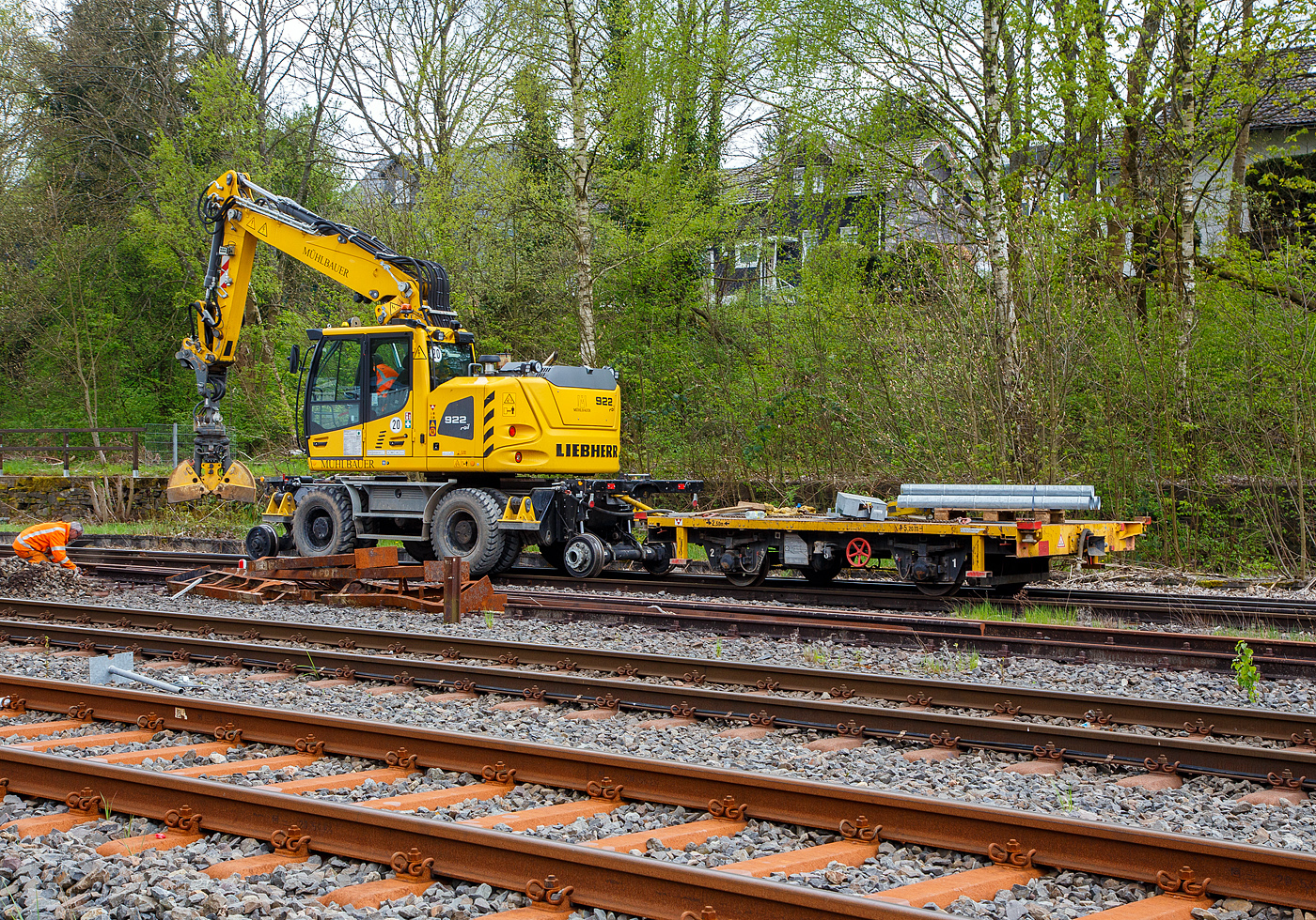 Arbeit an der Signaltechnik (Verlegung neuer Balkenz�ge) im Bereich vom Bahnhof Herdorf am 02.05.2023. 
Im Einsatz der Zweiwegebagger Liebherr A 922 Rail Litronic mit Abst�tzpratzen, Kleinwagen Nr. D-ESGER 99 80 9904 024-3, der Fa. Andreas M�hlbauer Bau GmbH, M�nchen (eingestellt �ber EVU ErailS GmbH), mit abgehangenen Gleiskraftwagenanh�nger GKW-A Kleinwagen Nr. 34.3.4325 5.
