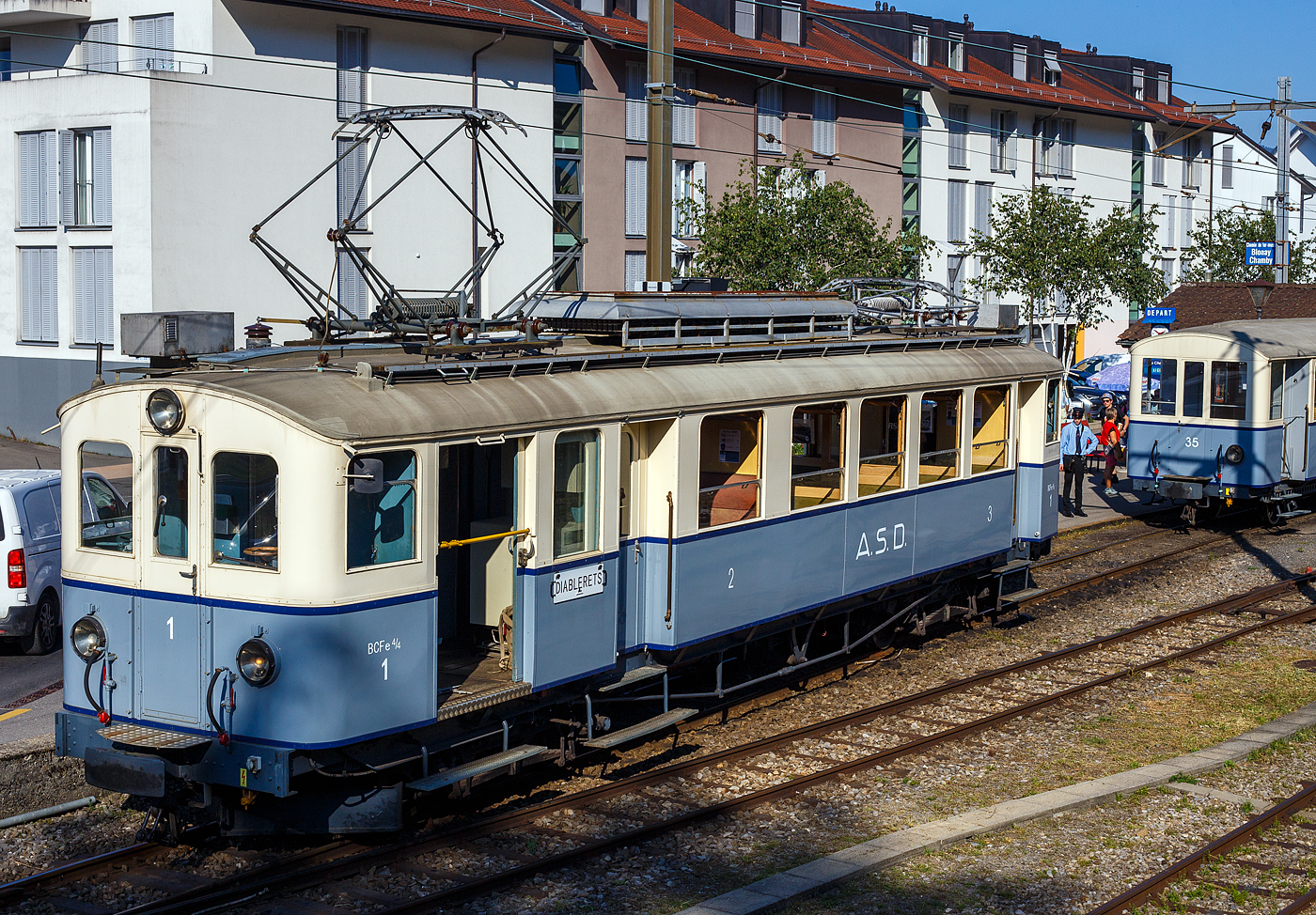 Auch bei der Museumsbahn Blonay–Chamby wurde das „125-Jahr-Jubiläum“ der Linie Bex-Villars (später BVB) gefeiert („Le Chablais en fête“).  

Der elektrische Personentriebwagen mit Gepäckabteil A.S.D. BCFe 4/4 No.1 «TransOrmonan» der TPC mit dem zweiachsigen 3. Klasse Personenwagen A.S.D. C² 35 ist am 9 September 2023 im Bahnhof Blonay, als Gastfahrzeug der TPC zu Besuch bei der BC.

Der Triebwagen wurde 1913 als BCZe 4/4 Nr.1 (Personentriebwagen mit Postabteil) von der SWS (Schweizerische Wagons- und Aufzügefabrik AG) in Schlieren gebaut, die erste elektrische Ausrüstung von der AEG (Allgemeine Elektricitäts-Gesellschaft, Berlin), und an die Aigle-Sépey-Diablerets-Bahn (ASD) geliefert. Um 1935 wurde das Postabteil durch ein Gepäckabteil ersetzt so war dann die neue Bezeichnung ASD BCFe 4/4 Nr. 1.

Am 26. Juni 1940 zerstörte ein Großbrand im Depot Aigle drei der fünf Triebwagen und vier von fünf Personenwagen. Damit wäre das Schicksal der Aigle-Sépey-Diablerets-Bahn wohl besiegelt gewesen, hätten nicht die Montreux-Berner Oberland-Bahn (MOB) und die Chemins de fer électriques Veveysans (CEV) die geschädigte Bahngesellschaft mit je einem Personenwagen unterstützt. 

So wurde der angeschlagene Triebwagen BCFe 4/4 – 1 bei SWS 1941 neuaufgebaut, mit dem Neuaufbau erhielten die Fahrzeuge eine neue elektrische Ausrüstung, diese kam nun aber von der BBC (Brown Boveri et Cie, Baden), zudem wurden nun Druckluftbremsen statt Vakuumbremsen eingebaut. Im Jahr 1956 gab es dann noch einen Klassenwechsel, somit neue Bezeichnung ASD ABDe 4/4 – 1. Der Triebwagen war bis 1987 bei der ASD im Plandienst.

TECHNISCHE DATEN:
Baujahr: 1913 / 1941 Neuaufbau
Spurweite: 1.000 mm
Achsformel: Bo’Bo’
Wagenkastenmaterial: Stahl
Länge über Puffer: 15.460 mm
Drehzapfenabstand: 8.700 mm
Achsabstand im Drehgestell: 2.100 mm
Breite: 2.700 mm
Eigengewicht: 25 t (ursprünglich 25,1)
Höchstgeschwindigkeit: 50km/h (ursprünglich 25 km/h)
Leistung: 240 kW (ursprünglich 148 kW)
Stromsystem: 1500 Volt DC (Gleichstrom)
Elektrische Ausrüstung: Schützensteuerung
Sitzplätze: 40 (8 in der 2. und 32 in der 3. Klasse)