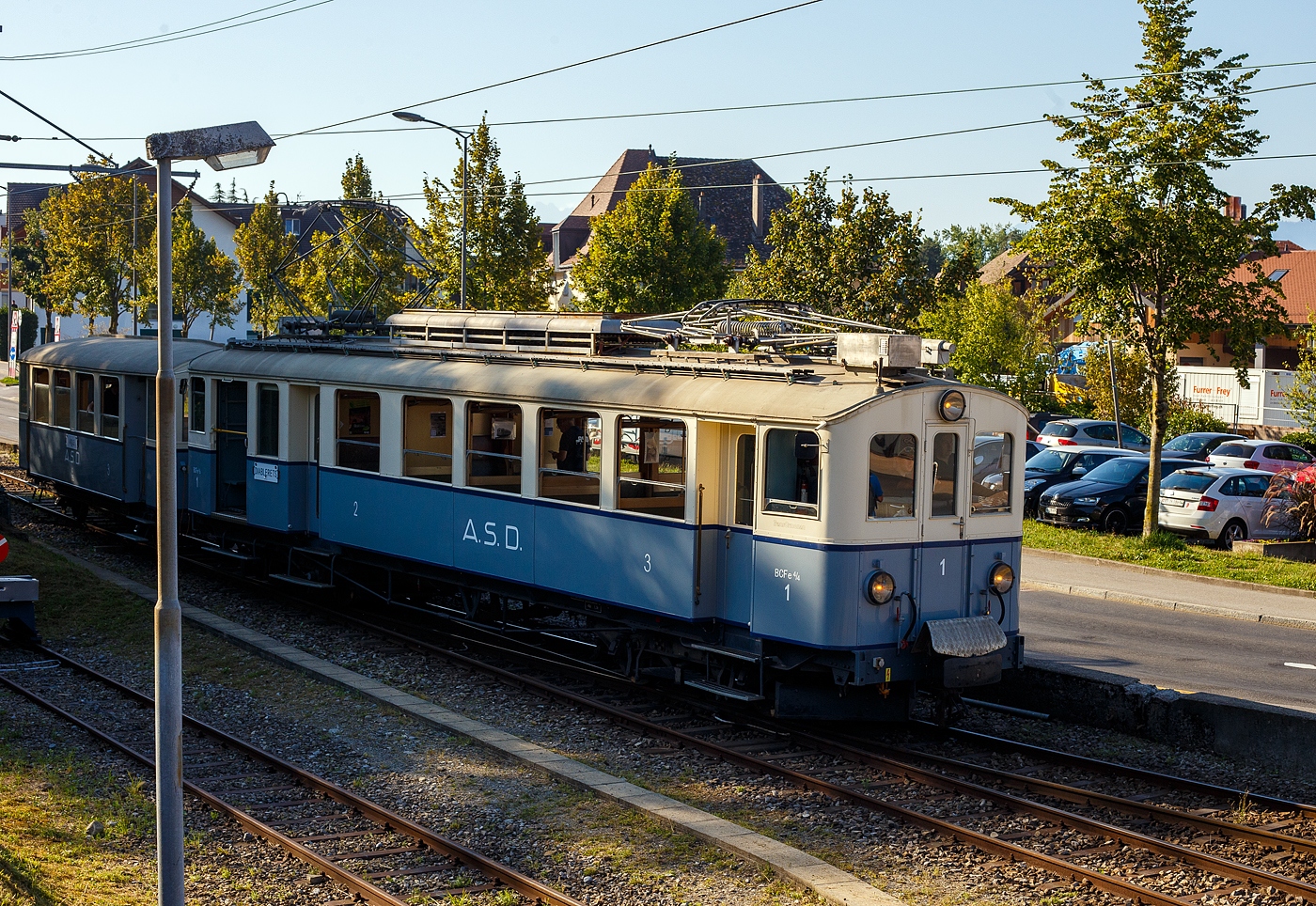 Auch bei der Museumsbahn Blonay–Chamby wurde das „125-Jahr-Jubil�um“ der Linie Bex-Villars (sp�ter BVB) gefeiert („Le Chablais en f�te“).  

Der elektrische Personentriebwagen mit Gep�ckabteil A.S.D. BCFe 4/4 No.1 �TransOrmonan� mit dem zweiachsigen 3. Klasse Personenwagen A.S.D. C� 35 erreicht, am Morgen des 9 September 2023 als erster Zug der Museumsbahn des Tages, nun den Bahnhof Blonay. Beide Fahrzeuge sind Baujahr 1913.
