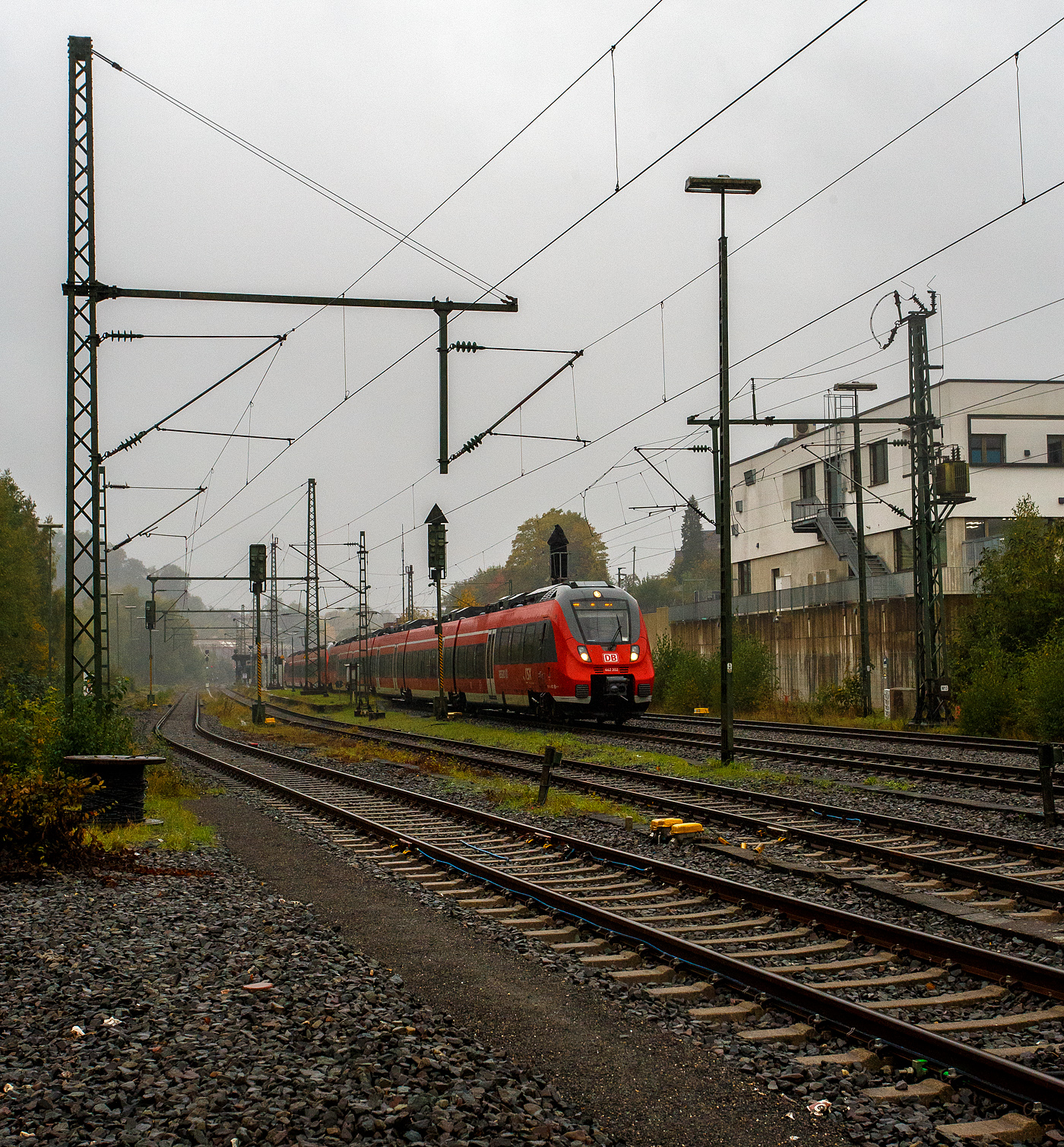 Auch bei Regen fahren Züge, so ging ich auch nochmal an die Strecke. Zwei gekuppelte Bombardier Talent 2 (der fünfteilige 442 302 / 442 802 und vierteilige 442 261 / 442 761) der DB Regio NRW fahren am 06 Oktober 2025, als RE 9 - Rhein Sieg Express (RSX) „Aachen - Köln – Siegen“ durch Niederschelderhütte/Niederschelden in Richtung Siegen.