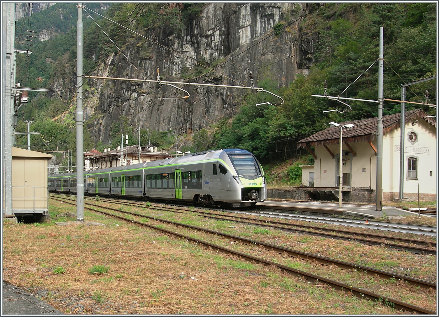 Auch hier profitierte ich von der kleine schmalen Knipse, die ich durch den Zaun schieben konnte und in der Folge den BLS RE 1 4261 festhalten konnte, der mit den beiden MIKA RABe 528 105 und 116 in Iselle die Trasquera ankam. Die Komposition fuhr dann als Leermaterial nach Brig zurück. 

17. Aug. 2024