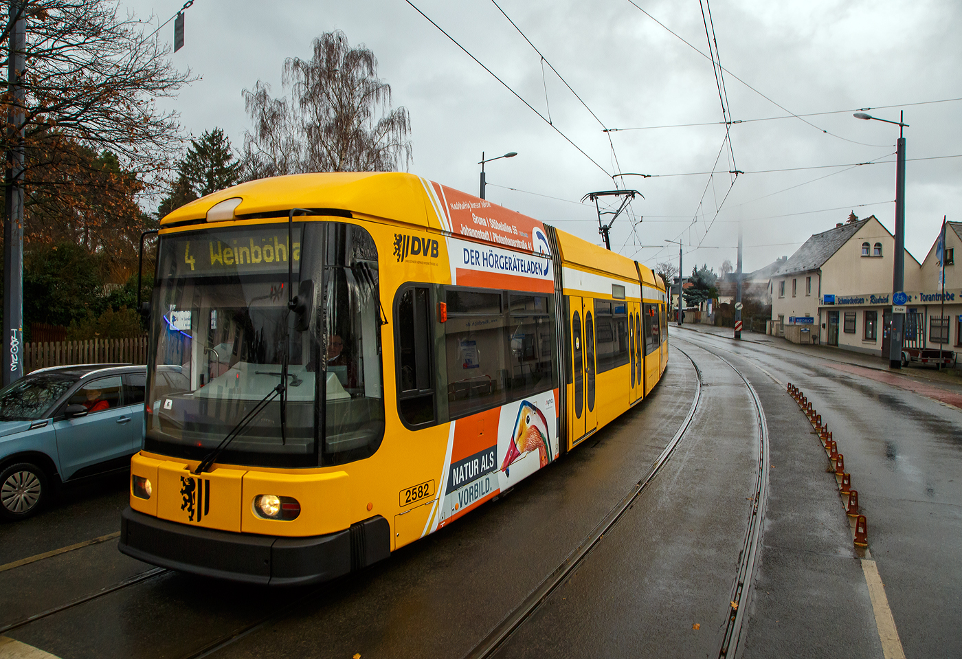 Auch Straßenbahn muss an einer Schranke halten....
Der NGT 6 DD Zweirichtungs-Niederflur-Gelenktriebwagen DVB 2582 als Dresdner Straßenbahnlinie 4 nach Weinböhla, muss am 07.12.2022 am Bahnübergang Bü 1,5 - Meißner Straße in Radebeul halten und erst die schmalspurige Lößnitzgrundbahn passieren lassen. 