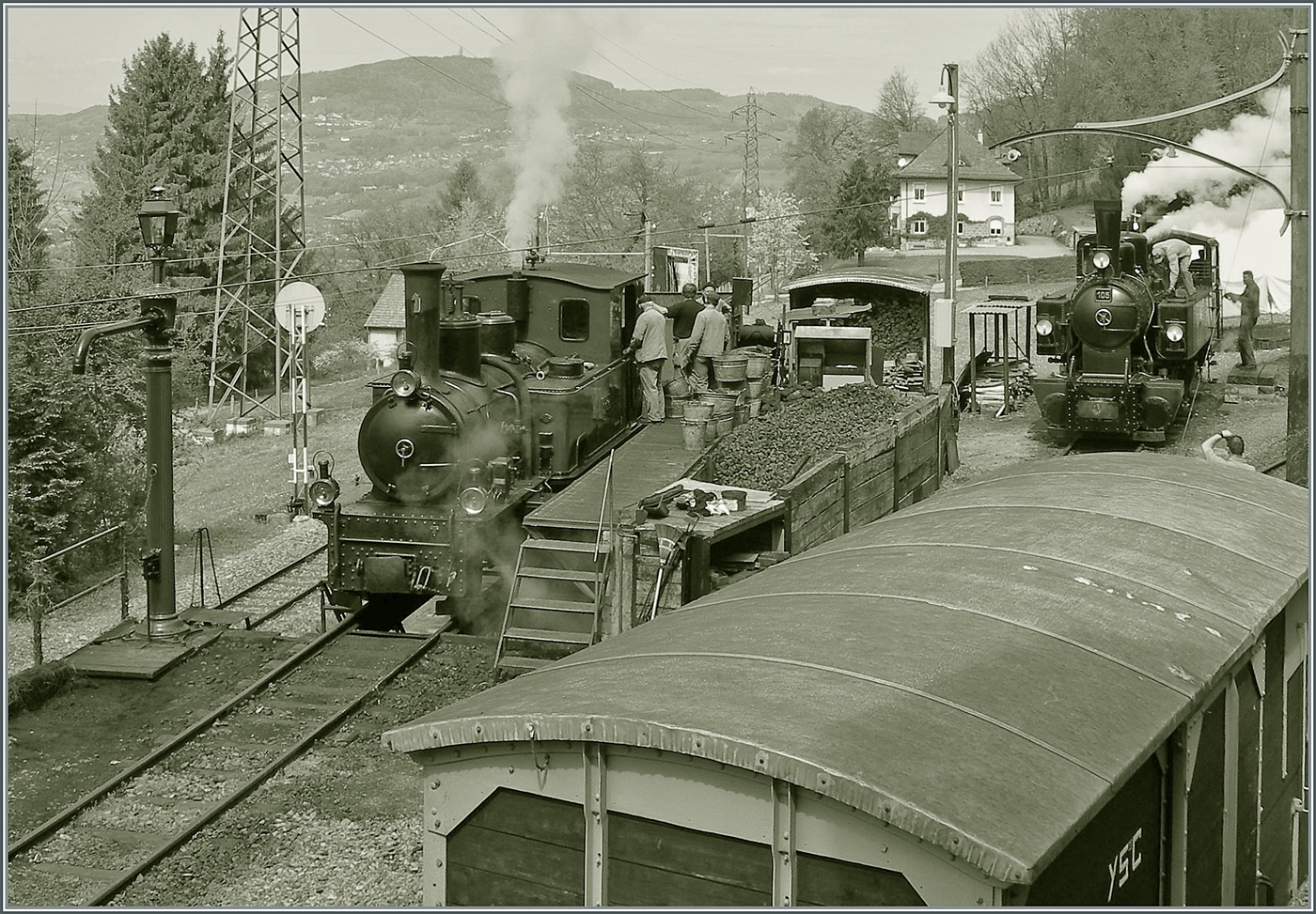 Auf den ersten Blick ein schon des öfteren gezeigtes Sujet: Die Lokversorgung der Blonay-Chamby Bahn in Chaulin. Doch auf den zweiten Blick entdeckt man links im Bild die RhB G 3/4 N° 1 welche damals zum Bestand der Blonay-Chamby Bahn Dampfloks zählte und später an die RhB zurück gegeben wurde.

3. Mai 2008 