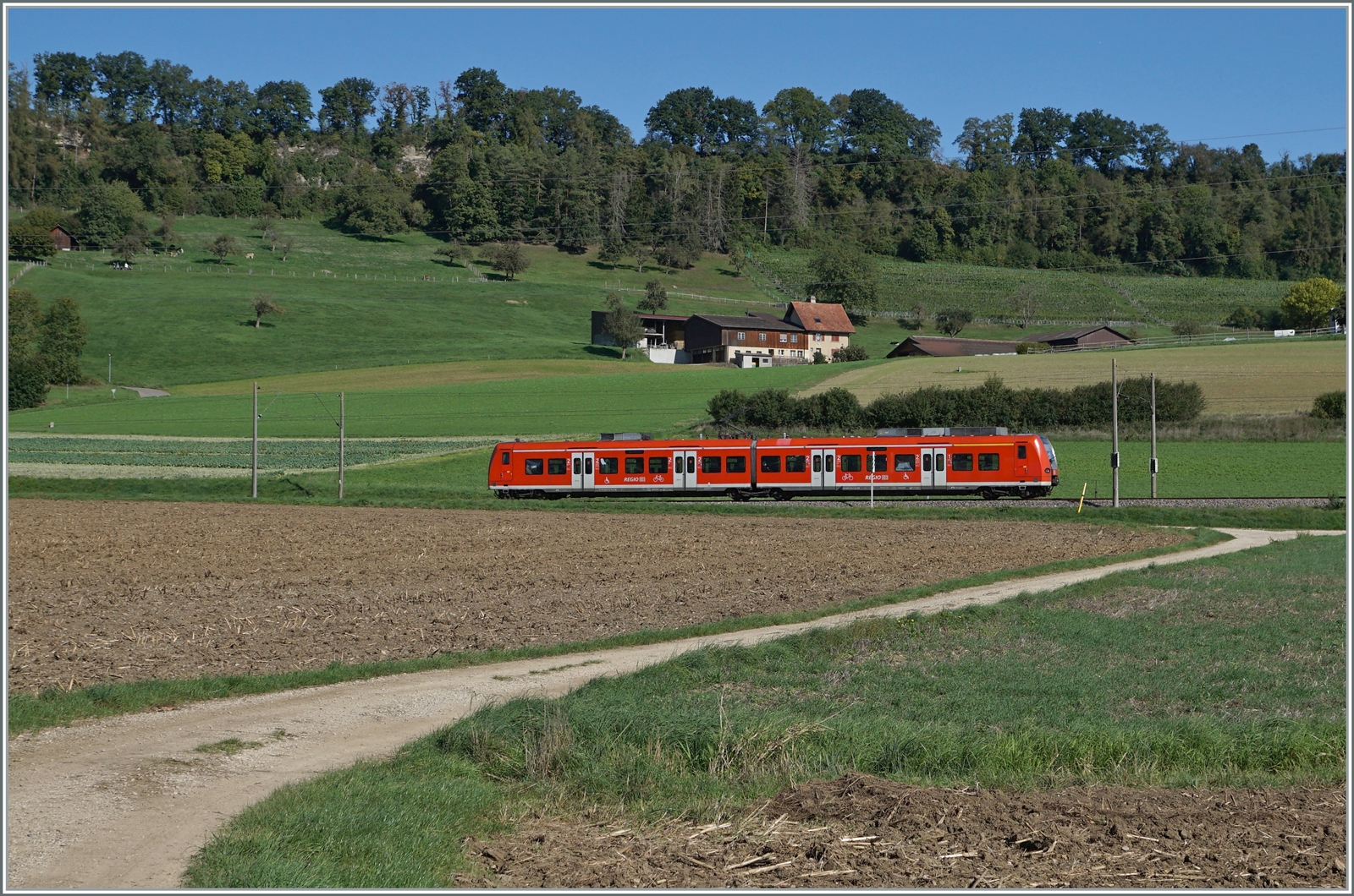 Auf den Fahrplanwechsel im Dez. 2022 endet der Einsatz der  Mini Quietschies/Baby Quietschies  (BR 426) zwischen Singen und Schaffhausen. Ein guter Grund nochmals hinzufahren. Der DB 426 010-5/ 510-4 auf dem Weg von Schaffhausen nach Singen bei Bietingen. 

19. Sept. 2022