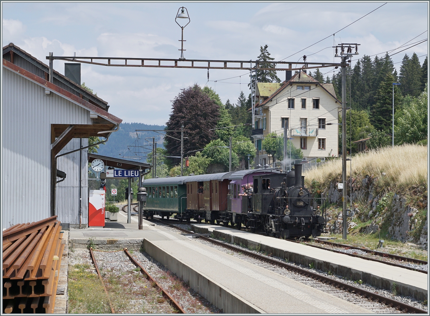 Auf der Fahrt von Le Pont nach Le Brassus fährt das CTVJ (Compagnie du Train à Vapeur de la Vallée de Joux) Tigerli E 3/3 8494 (UIC 90 85 0008 494-6) der SLM mit Baujahr 1909 mit seinem Sonderzug auf Gleis 2 ein, die Kreuzung mit dem Gegenzug abzuwarten. 

23. Juli 2023

