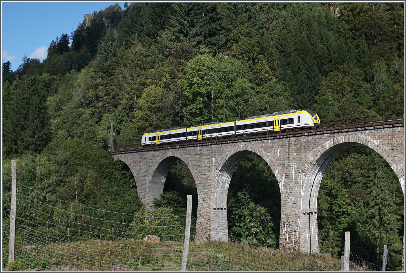 Auf der Höllentalbahn ist ein DB Alstom Coradia Continental 1440 auf der Ravenna-Bücke unterwegs. Diese 224 Meter lange und 36 Meter hohe Steinbogen Brücke wurde 1927/28 ersetzt eine gut 30 Meter nördliche gelegene Stahlkonstruktion von 1885. 

24. Sept. 2023
