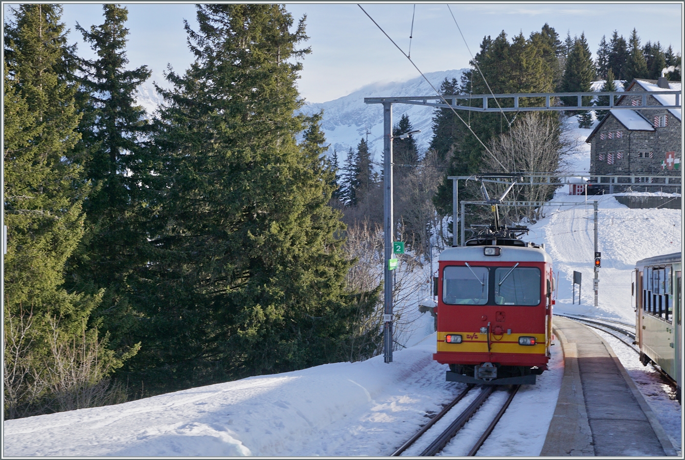 Aus dem Bergwärts fahrenden Zug gesehen und fotografiert: BVB HGe 4/4 32 verlässt mit ihrem  Panorama -Zug nach der Kreuzung Bouquetin in Richtung Villars s/O. 

19. Januar 2026


