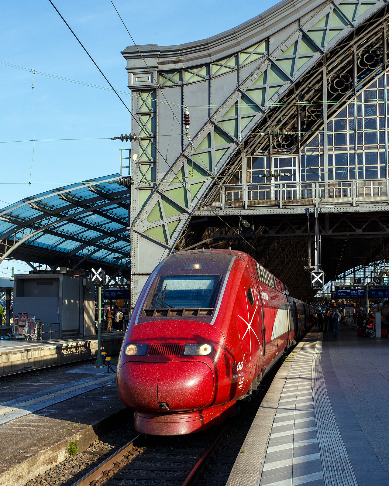 Aus Thalys ist 2023 Eurostar (Eurostar Continental Route Services) geworden. 
Der Eurostar PBKA 4346 (TGV 43460/43469), ex Thalys PBKA, ist am 29 April 2025 im Hauptbahnhof K�ln, als Eurostar EST 9486 nach Paris Nord, bereitgestellt.

Nochmals einen lieben Gru� an den netten Lokf�hrer zur�ck.

Ich wei� nicht ganz warum, liegt es an der Form oder der Farbgebung der Z�ge vielleicht auch etwas von beiden, das mich diese Z�ge einfach faszinieren. Wobei eine Reise nach Paris mit einem ICE der DB AG ist vom Komfort bequemer, als mit dem Thalys PBKA.

Betreiber der Z�ge ist das belgische Unternehmen THI Factory, seit 2022 ein Tochterunternehmen der Eurostar Group, dessen Haupteigent�mer die franz�sische Bahngesellschaft SNCF ist. So werden die Z�ge wie hier mit den UIC-Nummern 93 87 0043 460-9 F-THI etc. gef�hrt. Ebenfalls als Eurostar vermarktet werden die Z�ge des Schwesterunternehmens Eurostar International. 