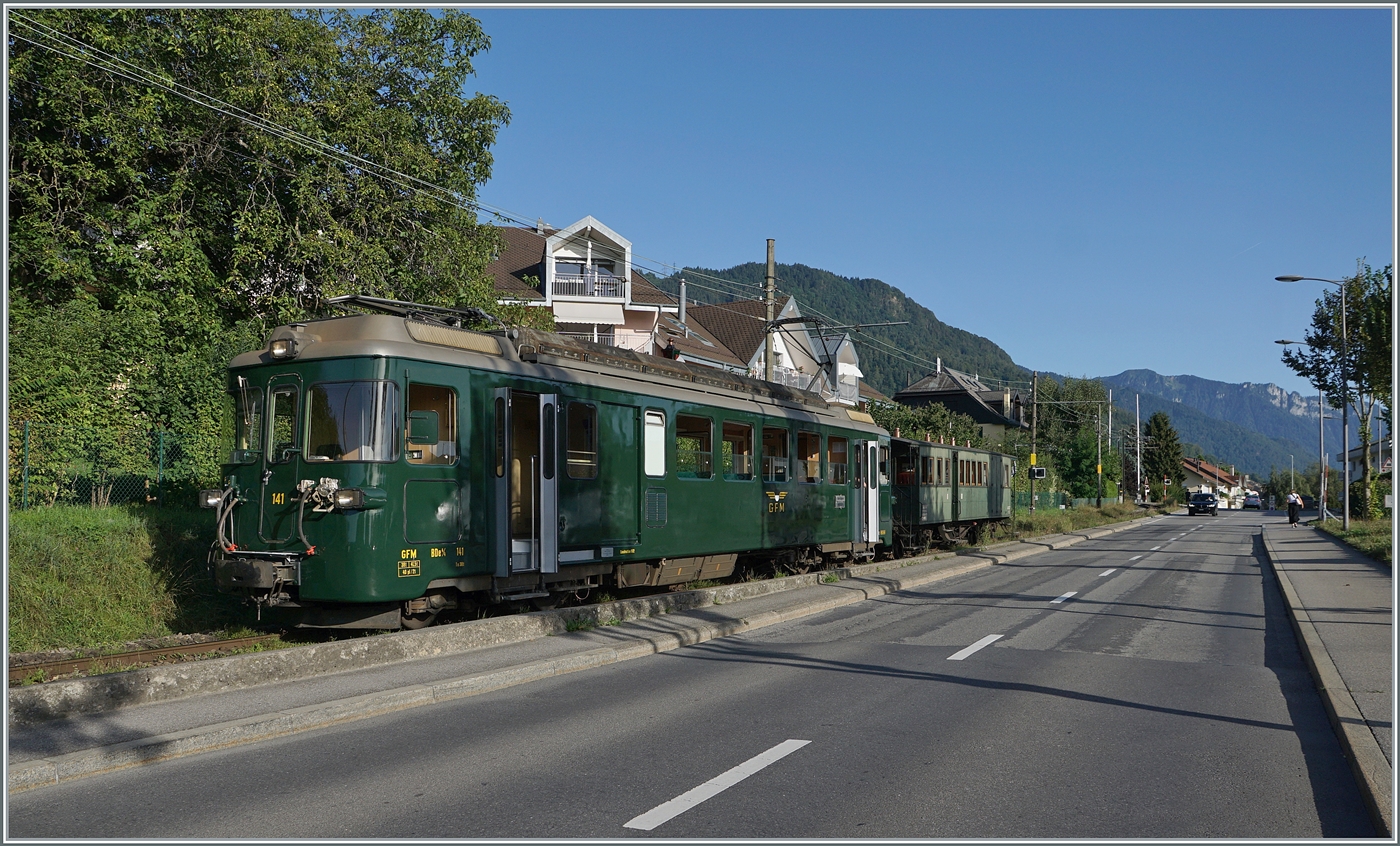 Autour de la voie ferrée / Rund um die eiserne Bahn (Herbstevent 2024) - Dieses Jahr zu Gast bei der Blonay-Chamby Bahn: der wunderschön hergerichtet GFM (Historique) BDe 4/4 141 in  Tannengrün ; der Triebwagen wurde 1972 gebaut.

Das Bild zeigt den Triebwagen beim Rangieren in Blonay.

7. Sept. 2024
